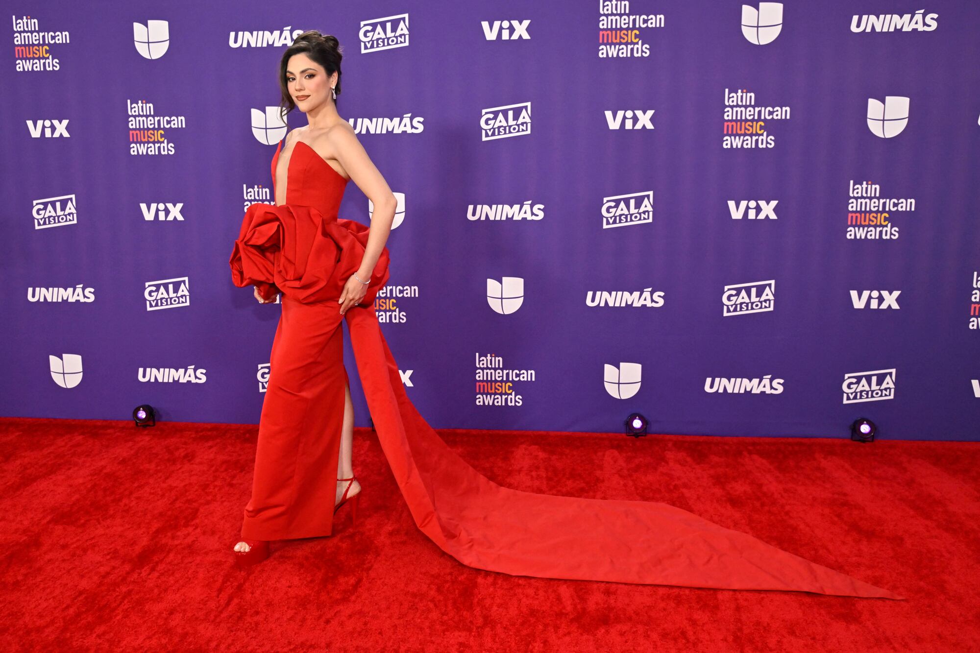  Yayis Villarreal: haute couture en rojo pasión para hacer composé con la alfombra roja de los Latin American Music Awards, en la ceremonia que se realiza en el MGM Grand Garden Arena de Las Vegas