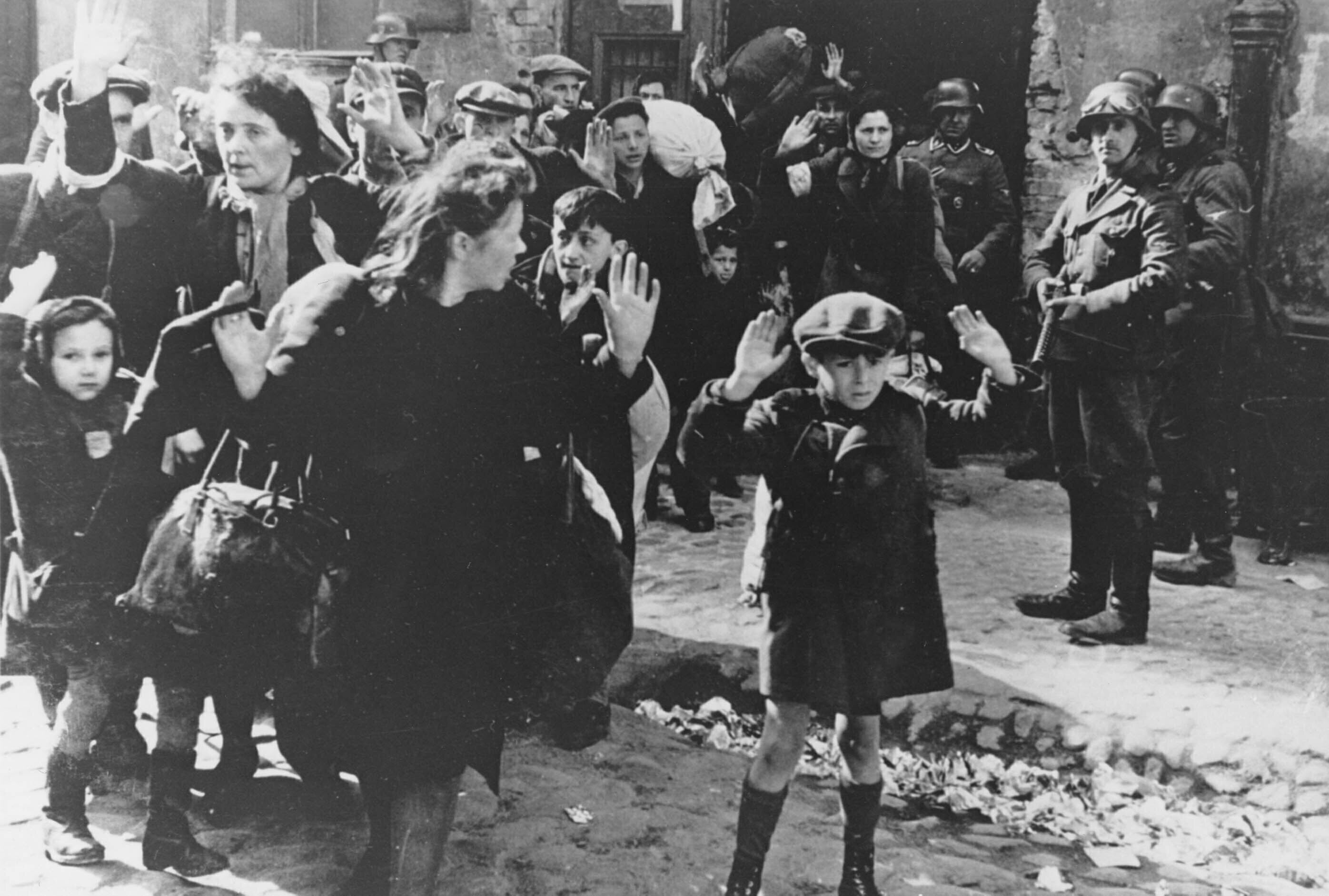 ARCHIVO - Un grupo de judíos, entre ellos un niño pequeño, es escoltado fuera del gueto de Varsovia por soldados alemanes el 19 de abril; una situación similar vivieron los judíos de Ostrowiec, la ciudad donde vivió Levi lerman de 1943. (AP foto, archivo)