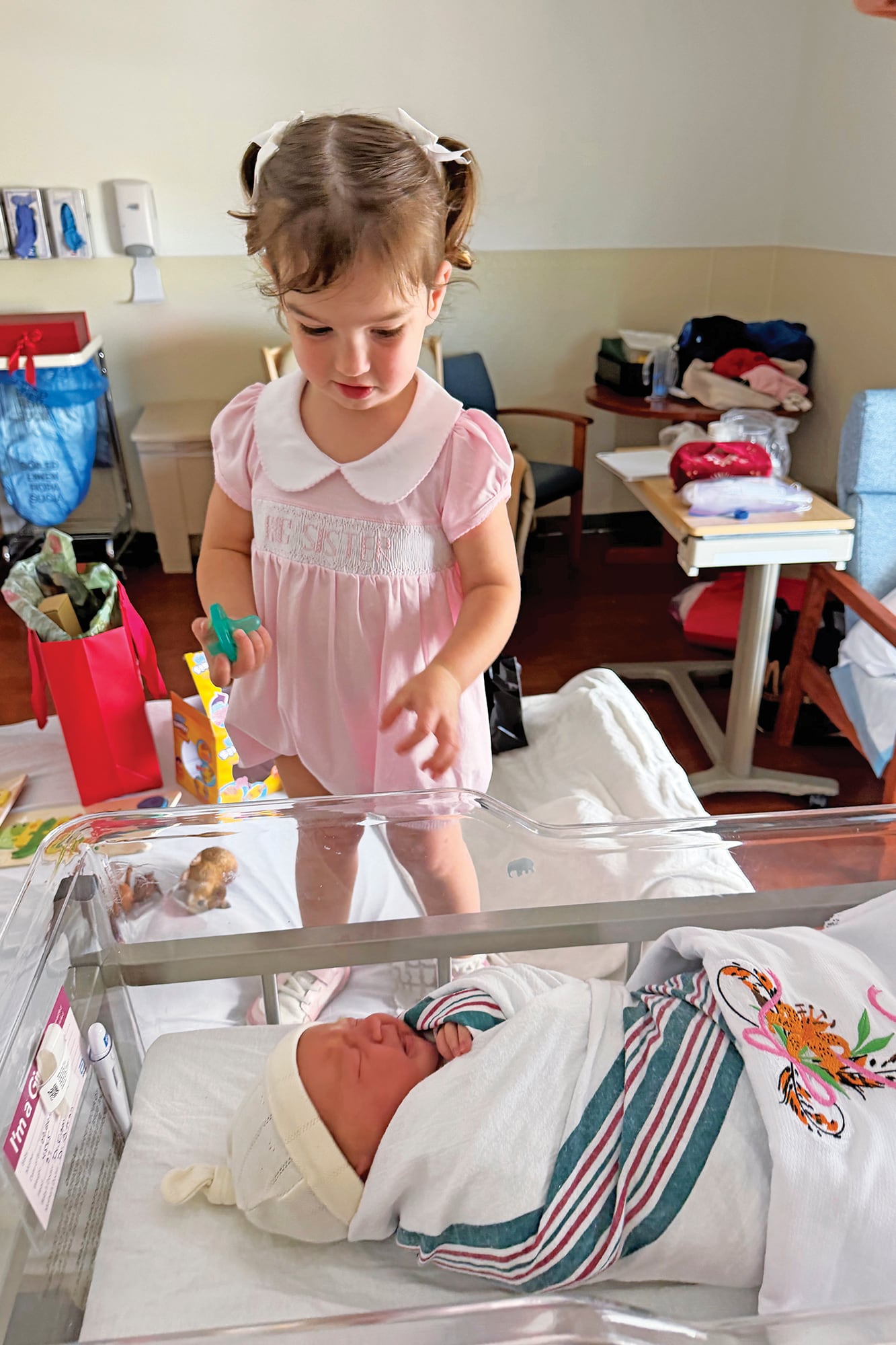 Para visitar a su hermana, Rubi Roses llevó un vestido con la leyenda “Big Sister”