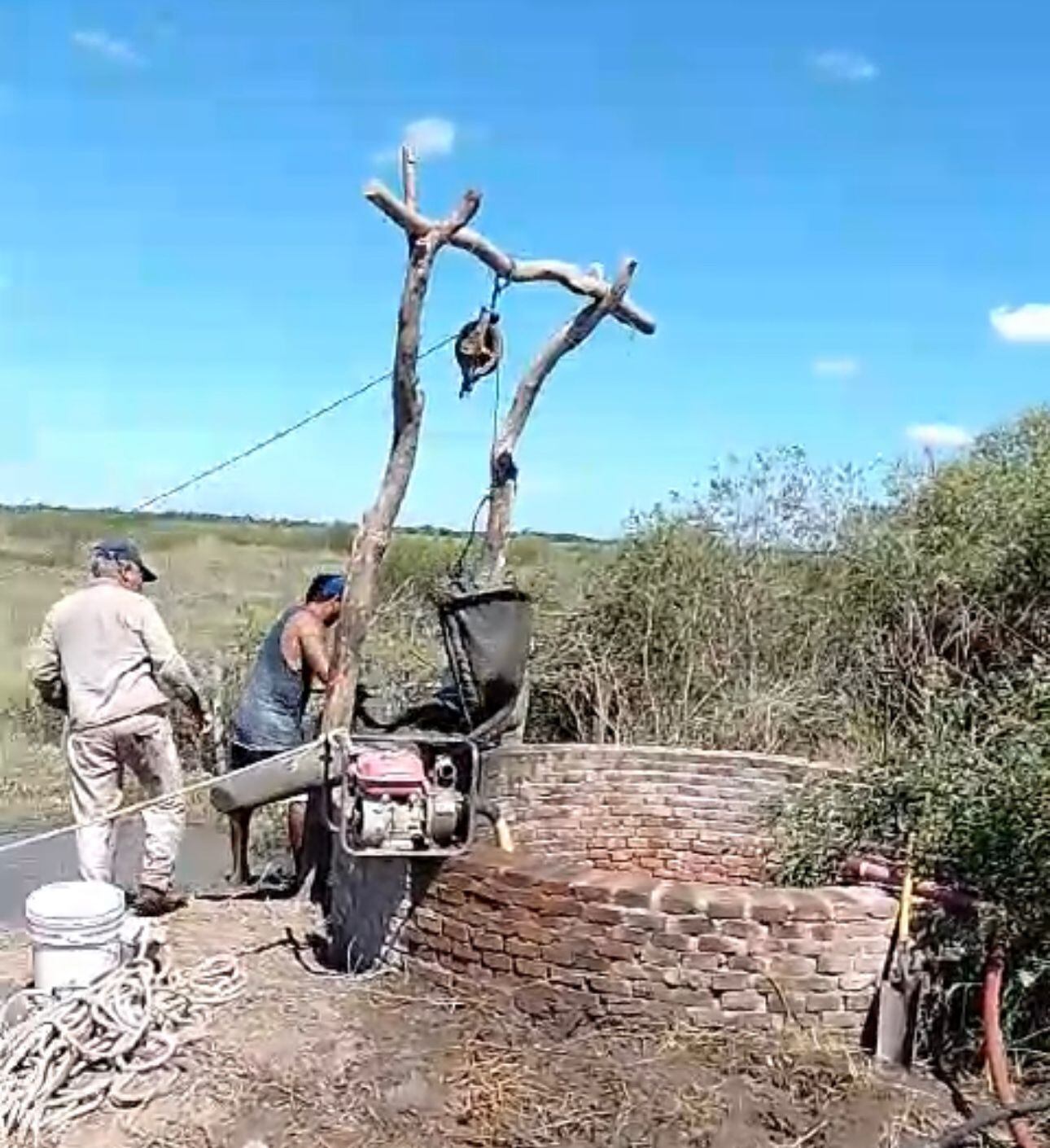Como en 2023, los productores hacen pozos para buscar agua