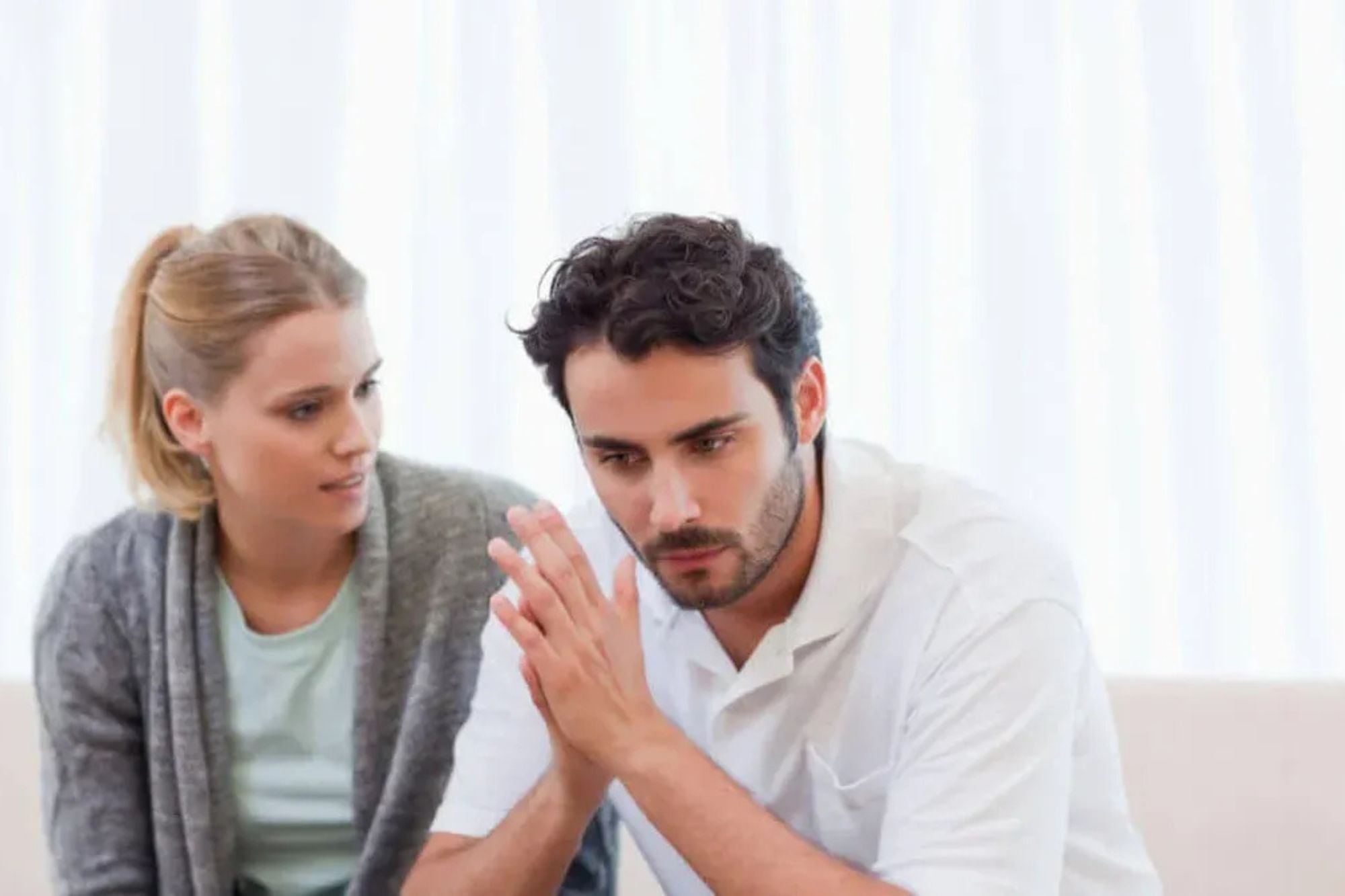 Comunicación no verbal: qué significa para la psicología que una persona no te mire a los ojos mientras habla