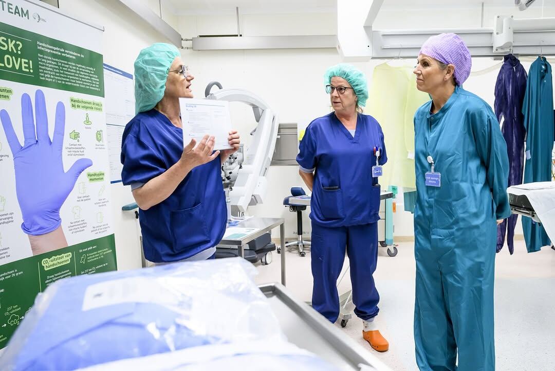 La reina Máxima visitó el hospital Radboudumc; recorrió las instalaciones y conversó con los profesionales (Foto: Instagram @koninklijkhuis)