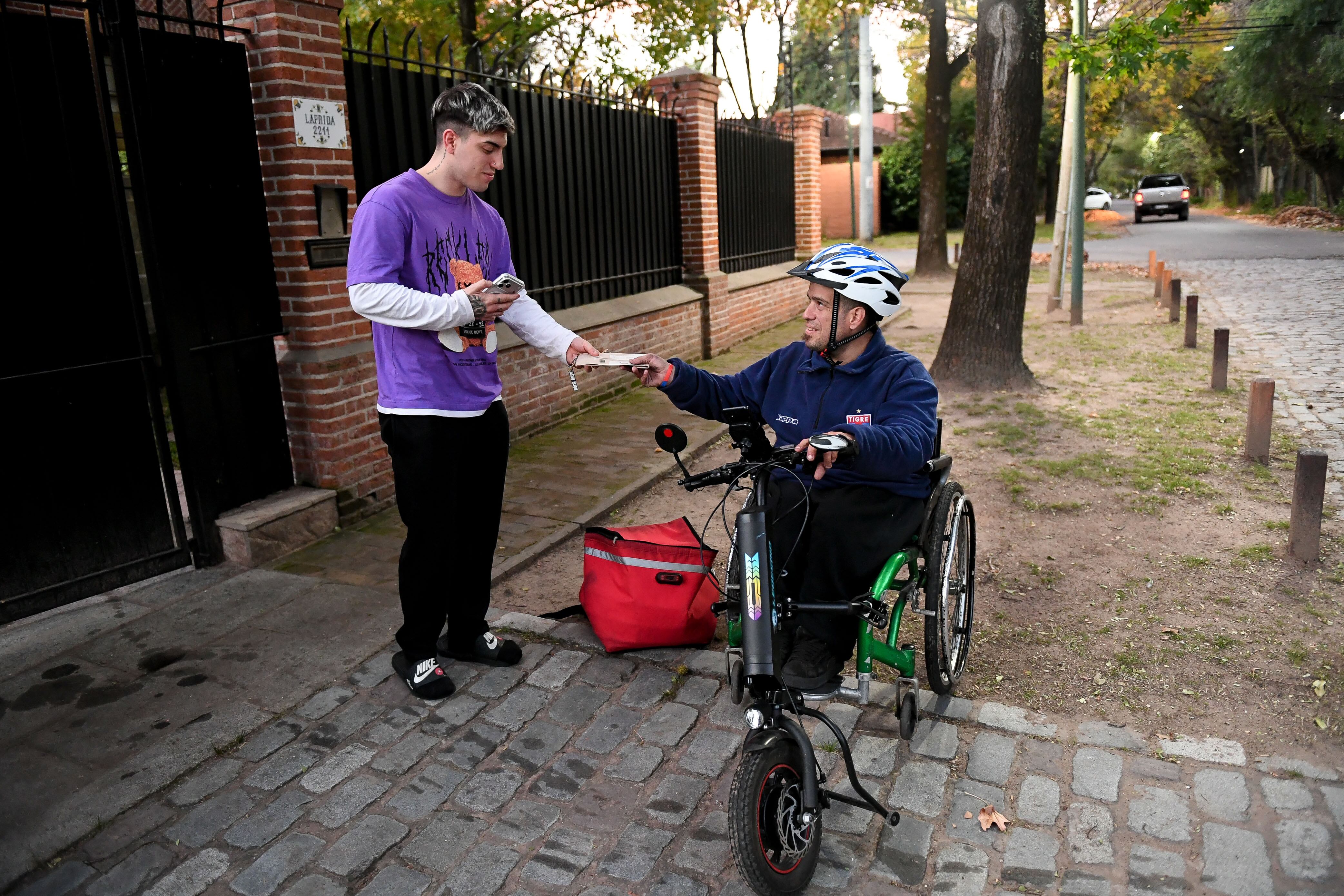 Cuando sale a repartir, Federico se encuentra con mucha gente que lo felicita