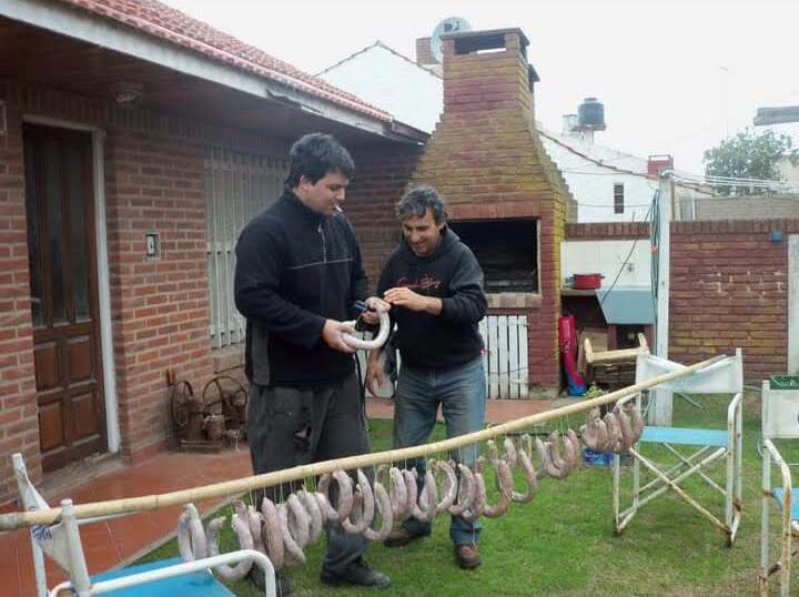 Hugo, junto a su hijo mayor.