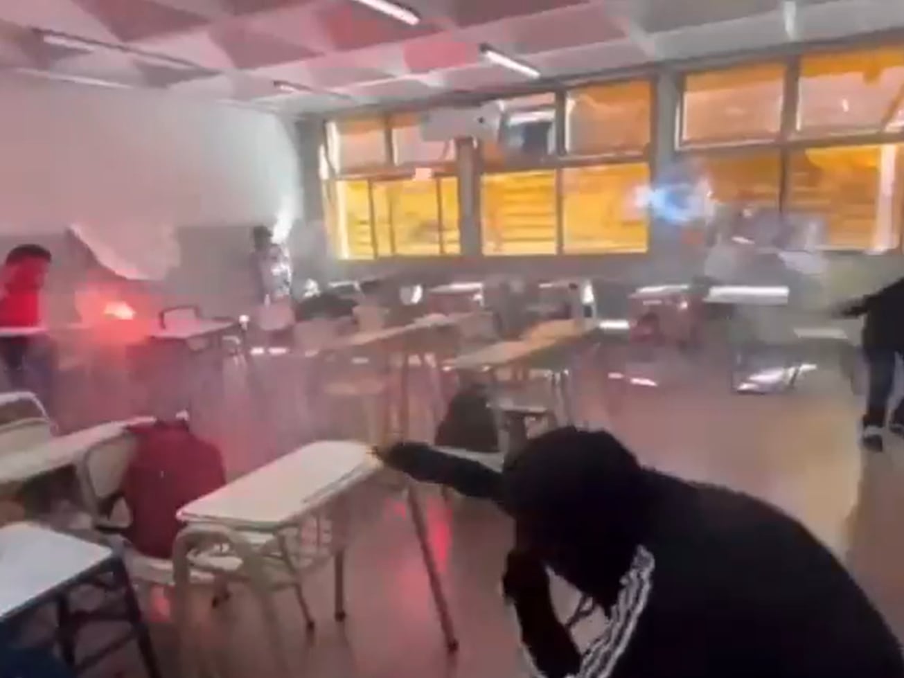 Alarmante episodio: un grupo de alumnos realiza una ”guerra de bengalas" dentro de un aula