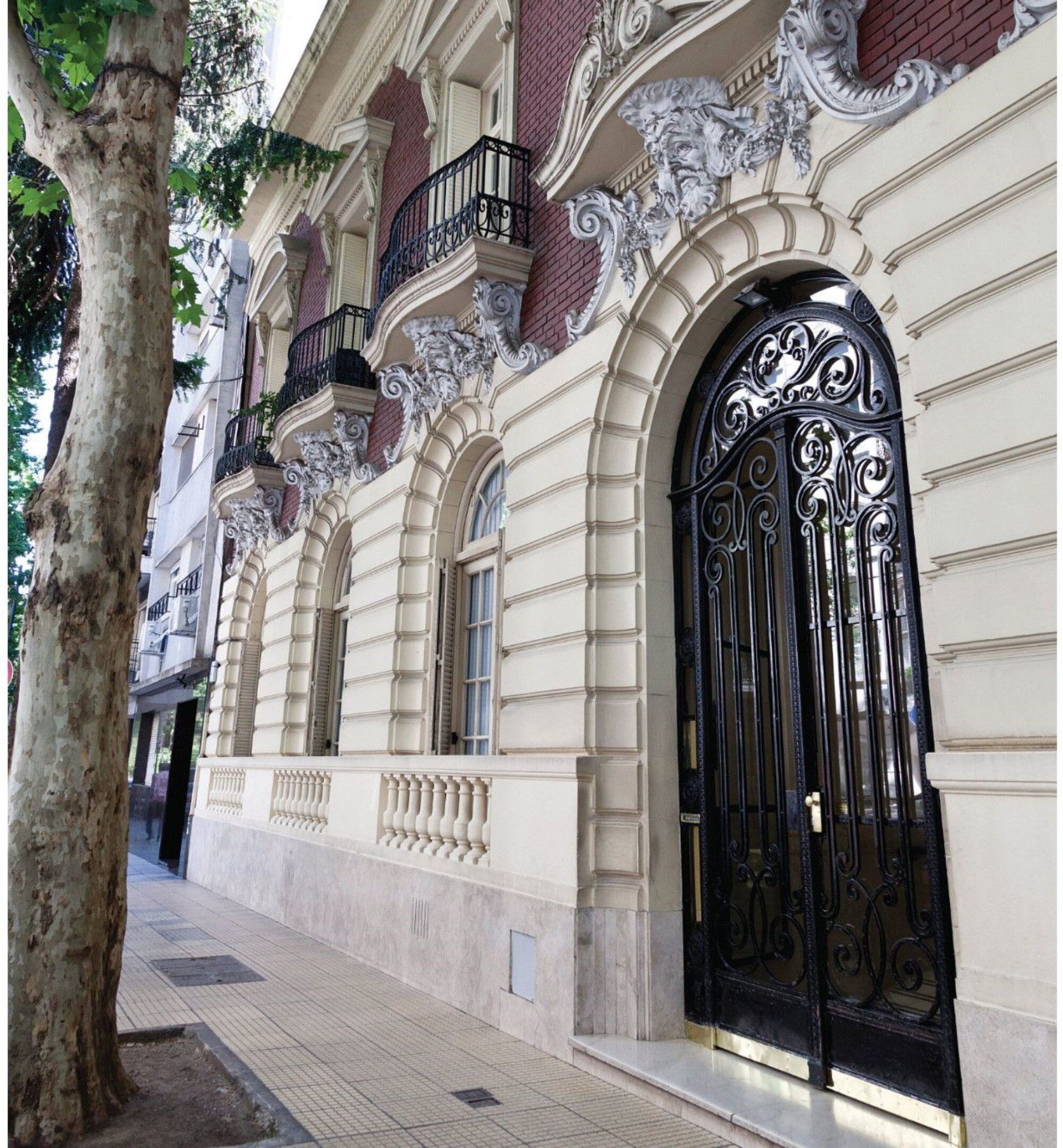 Detrás de esta fachada de líneas afrancesadas e italianizantes, obra de Arturo Prins (autor de la catedral neogótica que hoy es sede de la Facultad de Ingeniería de la UBA), nos espera un oasis urbano.