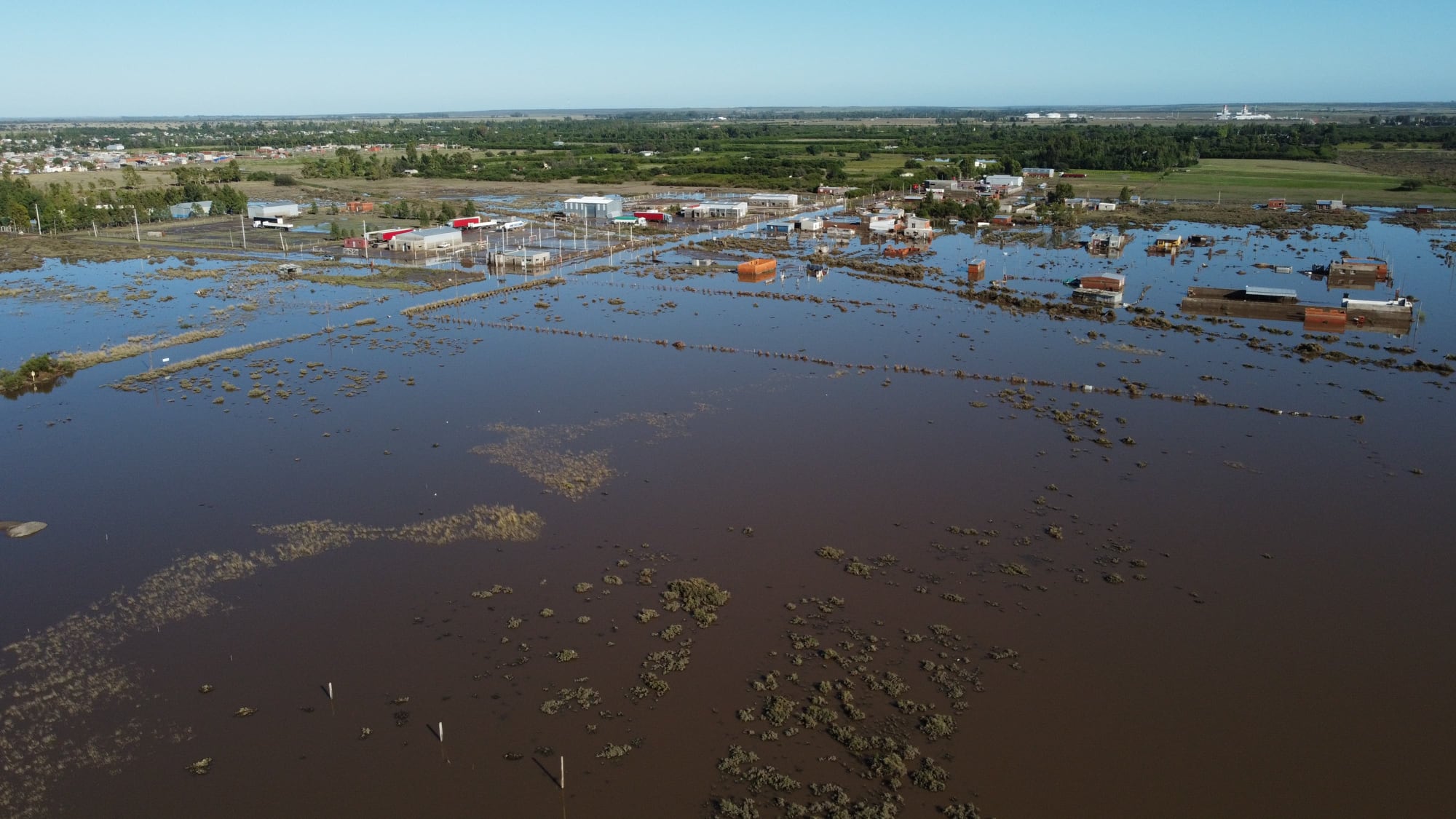 Temporal e inundación en la Ciudad de Bahía Blanca. Operativo de búsqueda de las nenas desaparecidas y del chofer de Andreani.
La localidad de Cerri una de las mas afectadas por la tormenta y la inundación. Rescataron un cuerpo sin vida en la entrada a General Cerri.