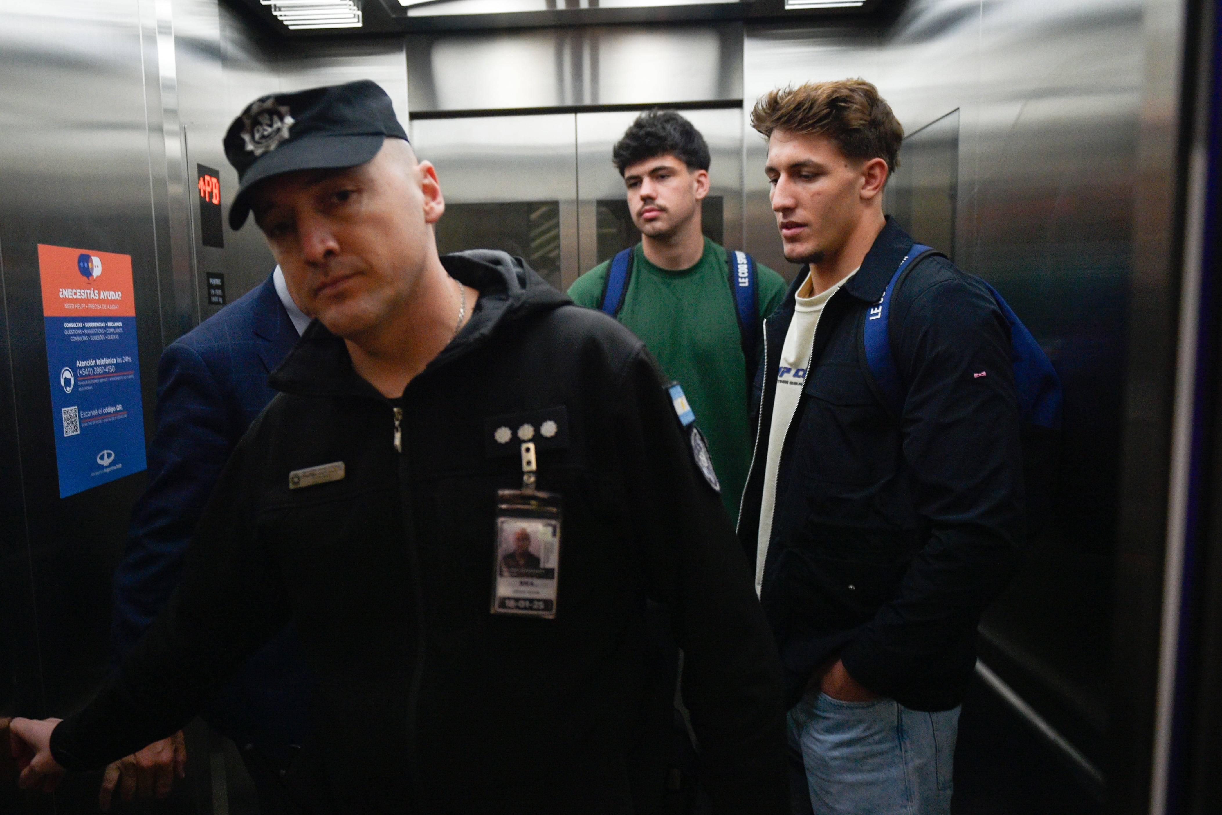 Oscar Jegou (derecha) y Hugo Auradou (centro), poco antes de embarcarse rumbo a Francia