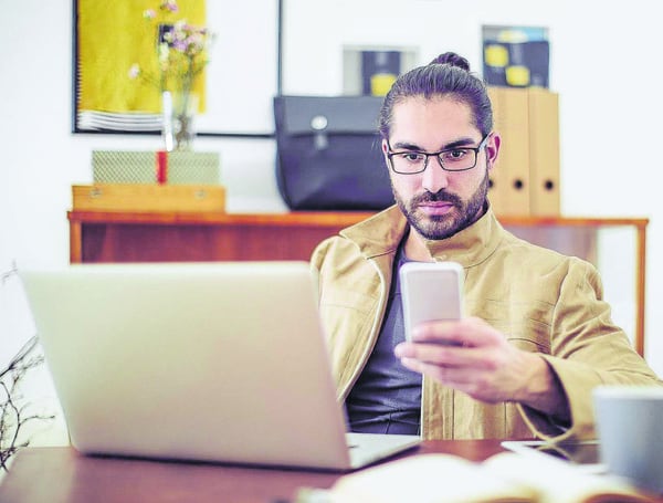 Las distracciones digitales, además de afectar la productividad, generan cansancio