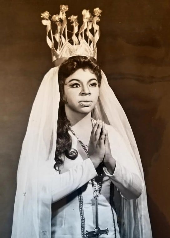 Martina Arroyo fue una soprano de ópera estadounidense, nacida en Harlem en 1937, una de las primeras cantantes negras en alcanzar reconocimiento internacional en la ópera