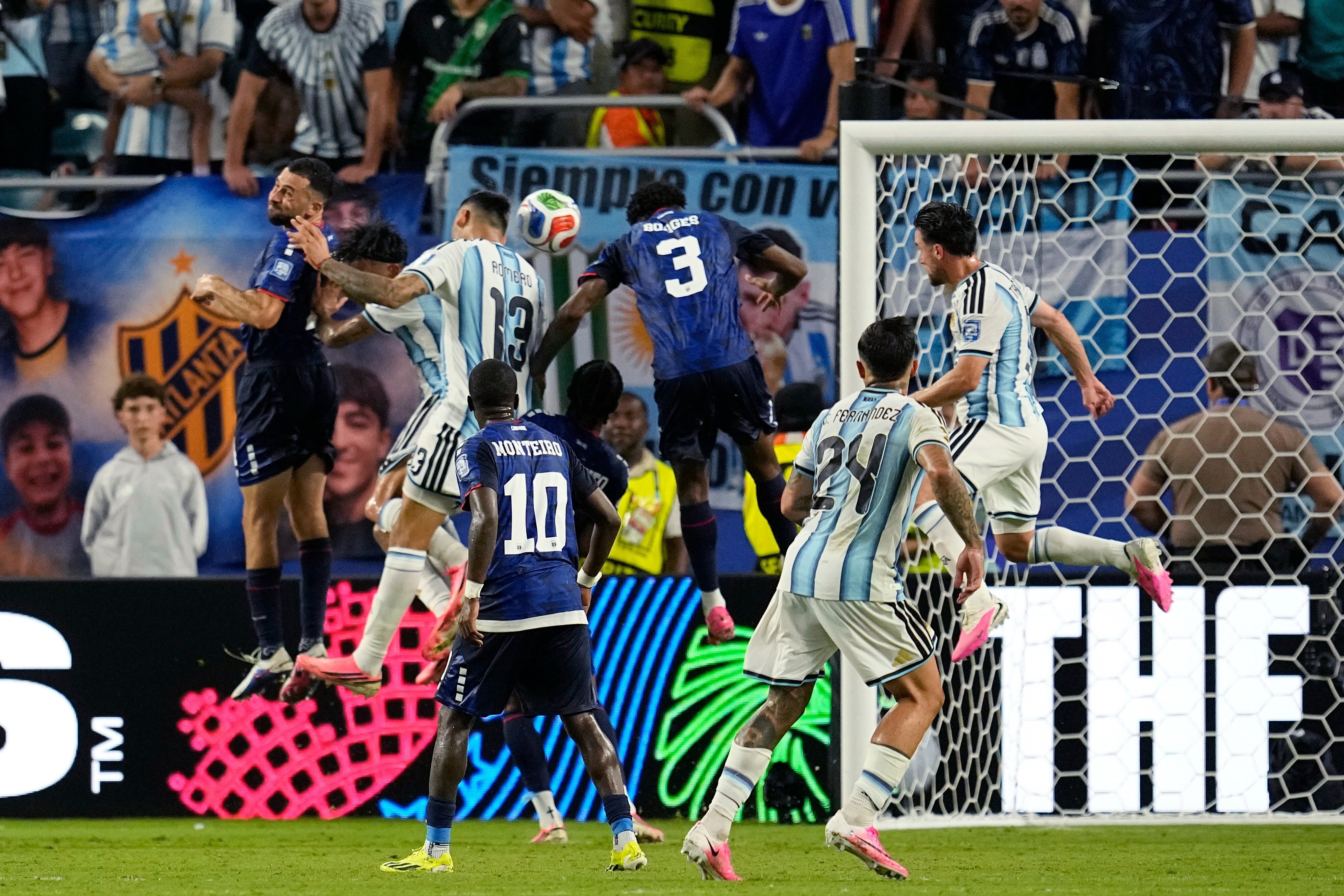 El cabezazo del Cuti Romero, tras desviarse levemente en un defensor, se convertirá en el tercer gol de la Argentina