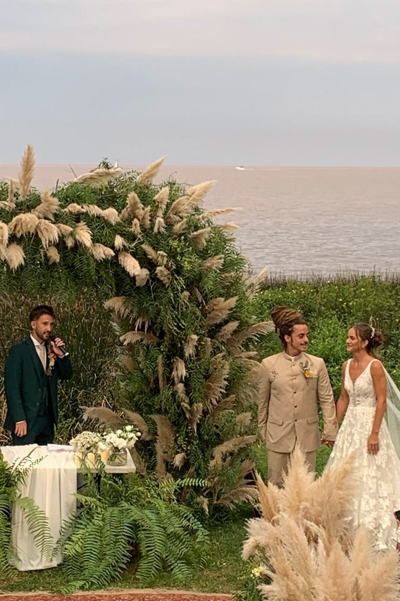 Con el Río de la Plata a sus espaldas y en medio de la naturaleza, la pareja vivió su día más especial.