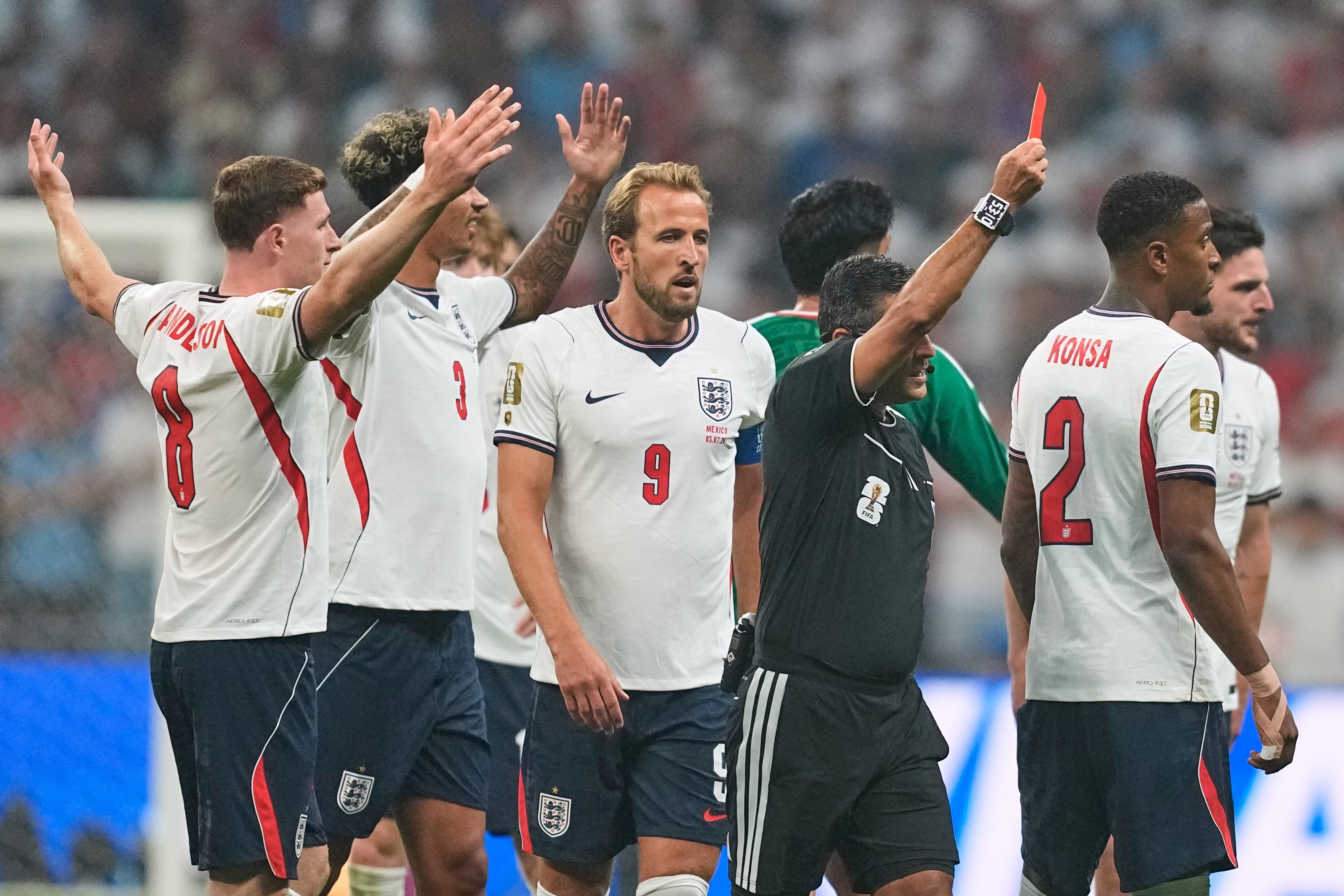 La roja de Alireza Faghani a Jarell Quansah, de Inglaterra