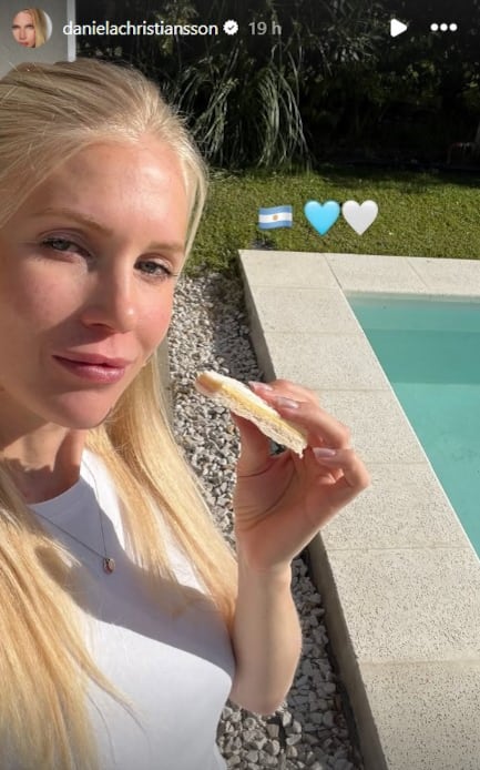 Daniela Christiansson comiendo un sandwich de miga