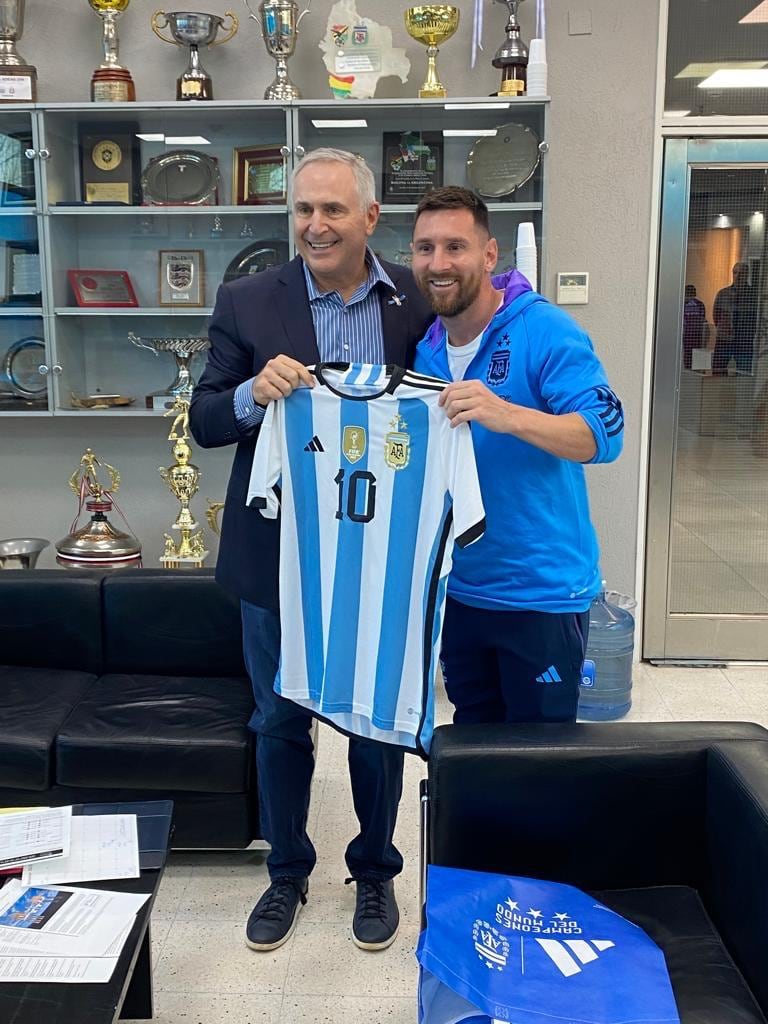 El exembajador junto a Lionel Messi, de quien se declara fanático