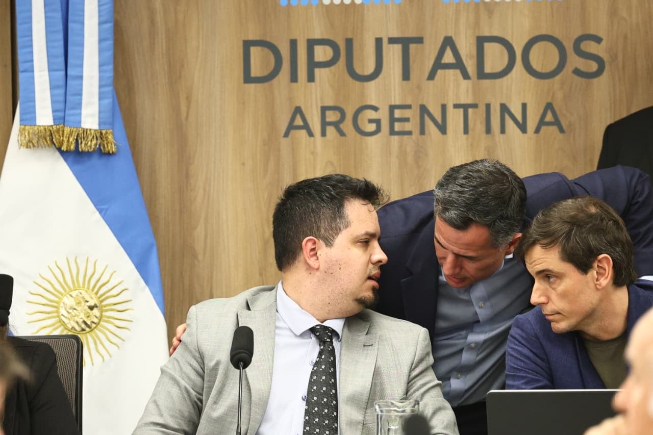 Bornoroni, jefe de bloque de LLA, habla con el libertario Pauli, presidente de la Comisión de Finanzas en Diputados