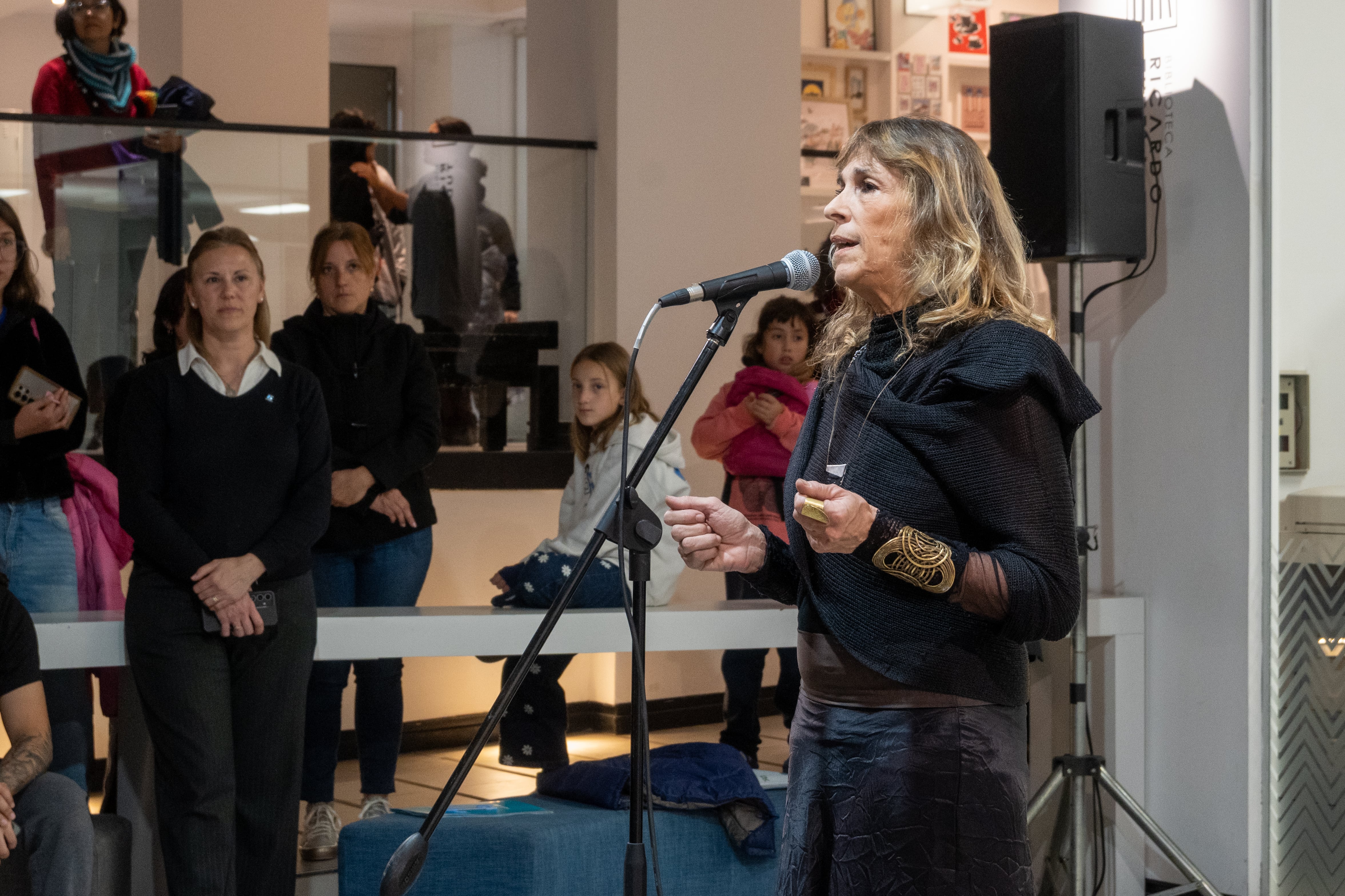 La creadora de Monstriña, María Verónica Ramírez, en la inauguración de la muestra en Mendoza
