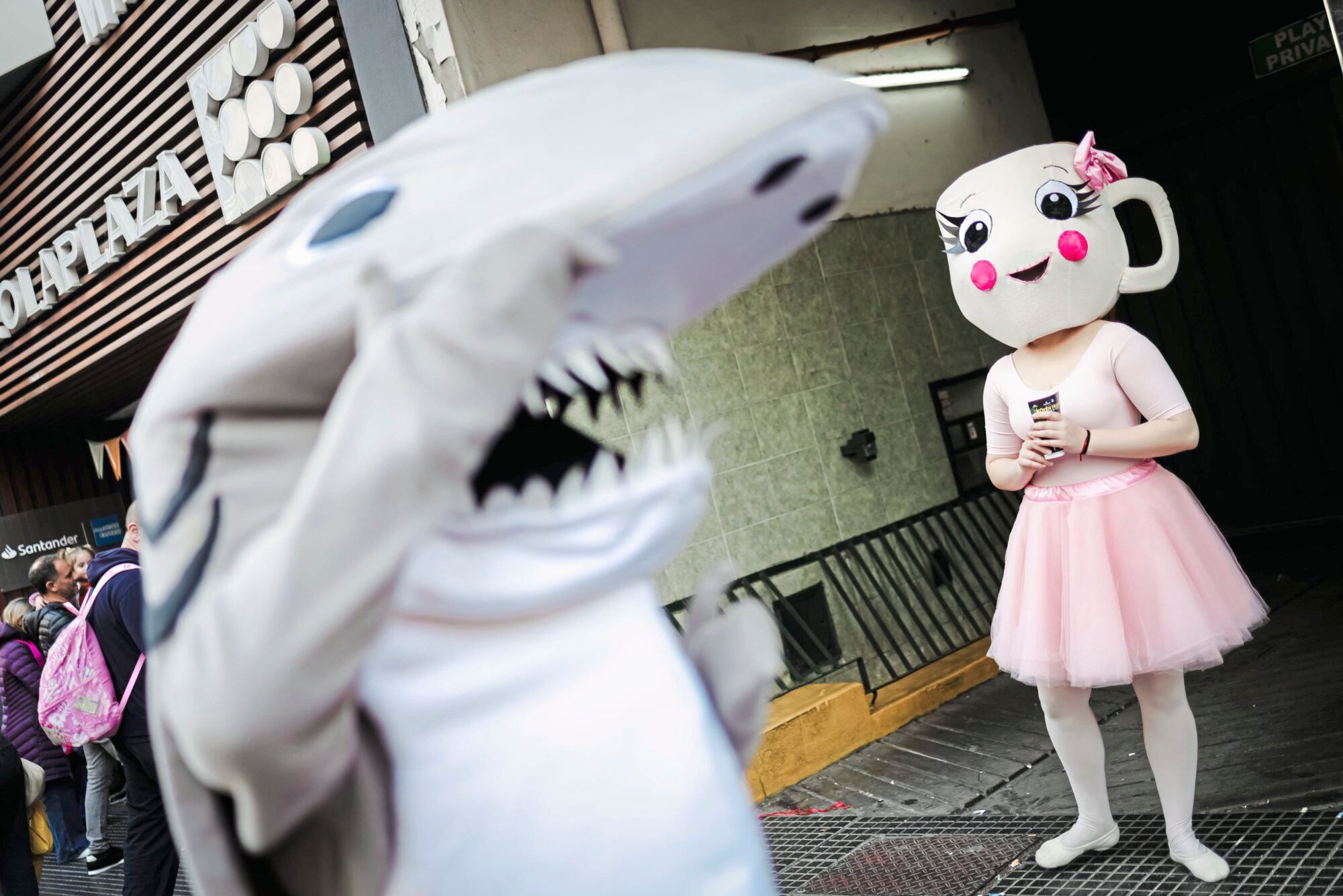 En la previa al horario de las funciones, varios de los personajes salen a la conquista de potenciales espectadores que circulan por Corrientes