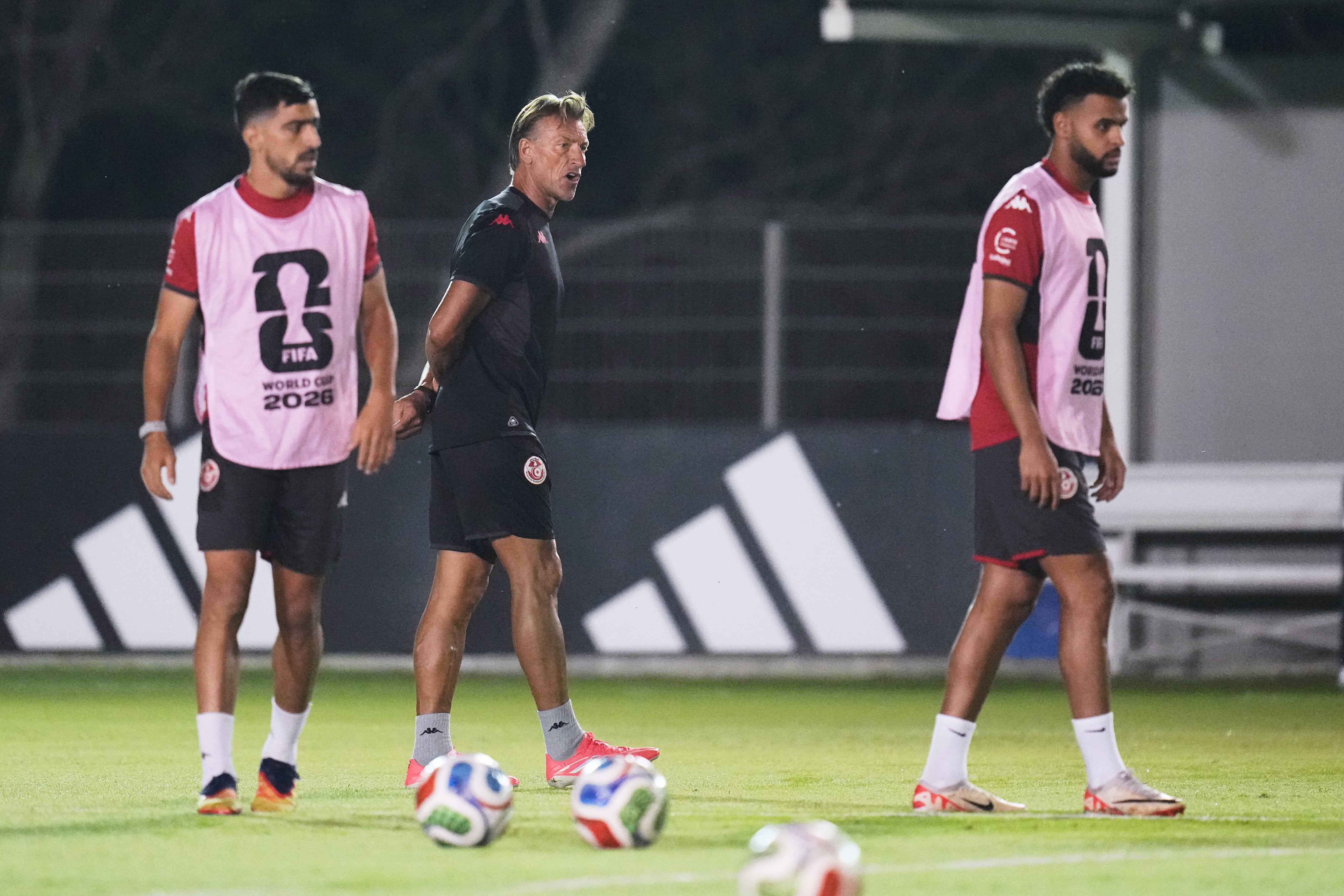 Japón vs. Túnez, EN VIVO por el Mundial 2026: horario, TV y las formaciones 7 El nuevo entrenador de Túnez Herve Renard da instrucciones a su equipo durante una sesión de entrenamiento antes de su partido ante Japón en la Copa Mundial el martes 16 de junio del 2026.(AP Foto/Dolores Ochoa)