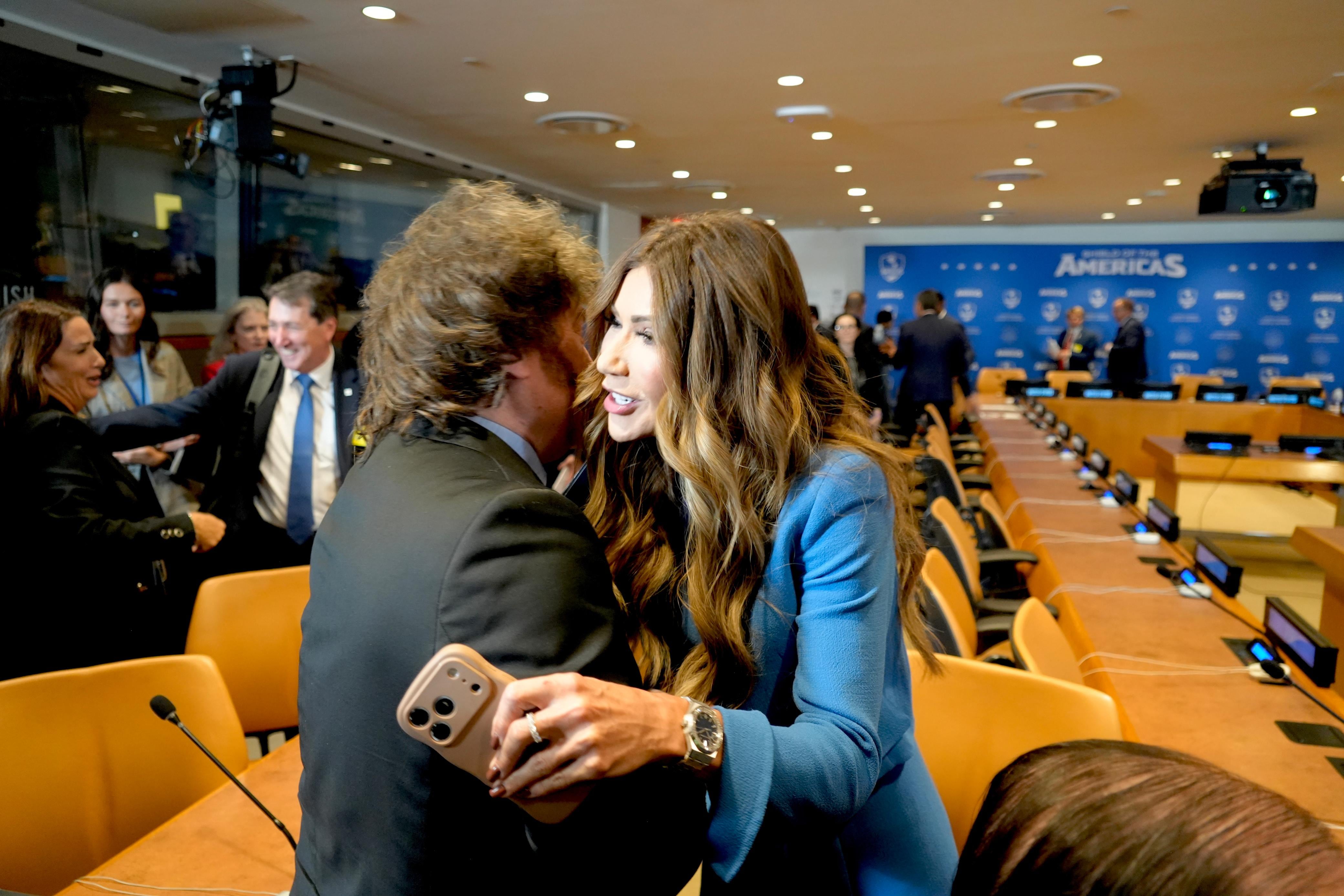 Javier Milei salida a Kristi Noem, enviada especial de Estados Unidos para el Escudo de las Américas.