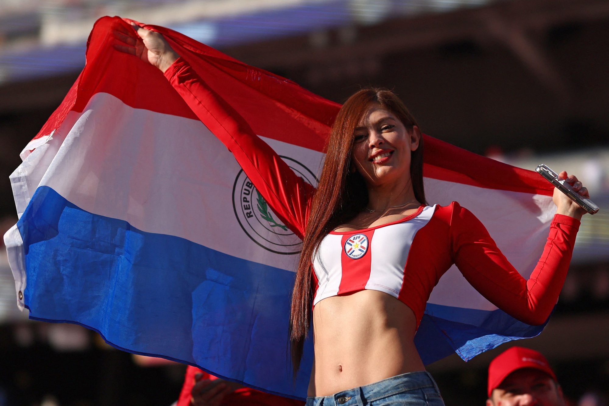 Una simpatizante paraguaya flamea una bandera