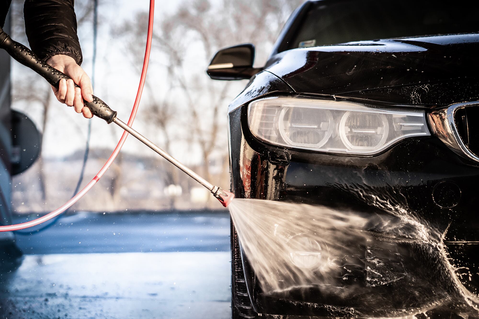 Además del bicarbonato de sodio, contar con una hidrolavadora vuelve el proceso más simple