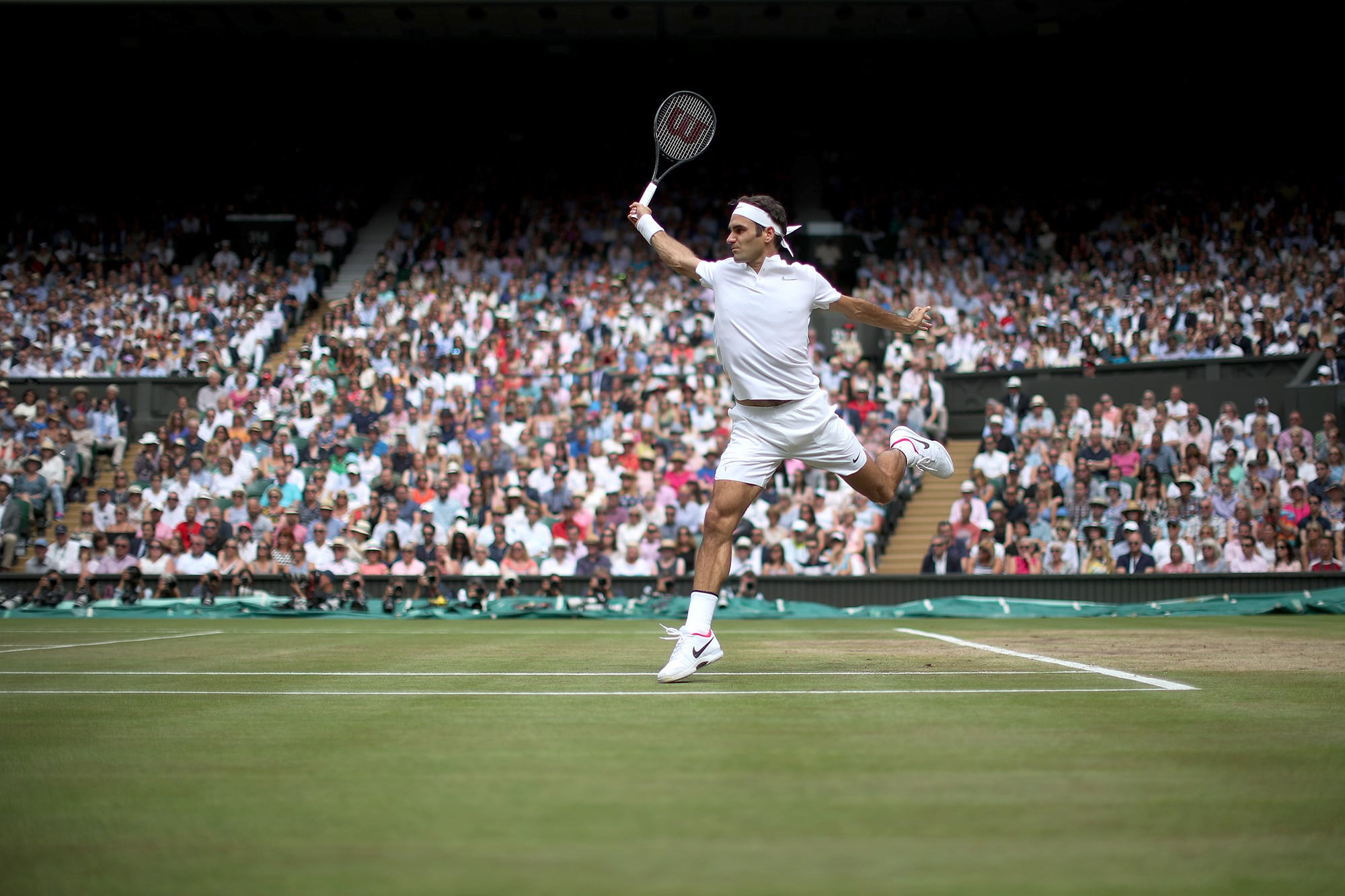 Federer impactando un revés en Wimbledon 2017: nunca nadie tuvo una técnica tan elegante como la del suizo