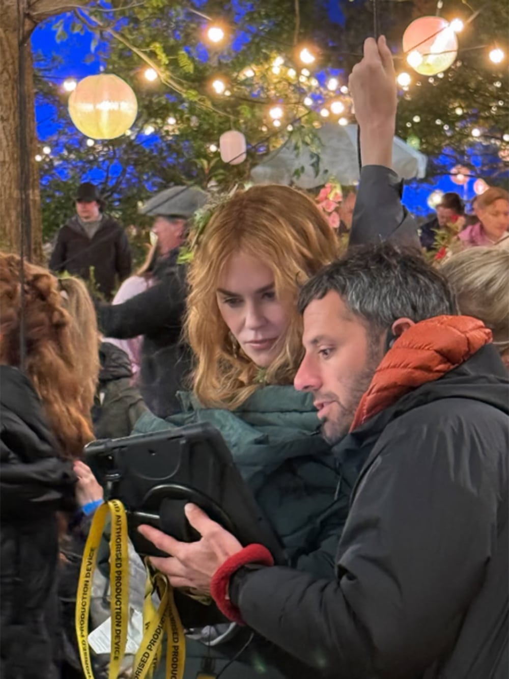La actriz, junto a un miembro del equipo, supervisando una de las escenas