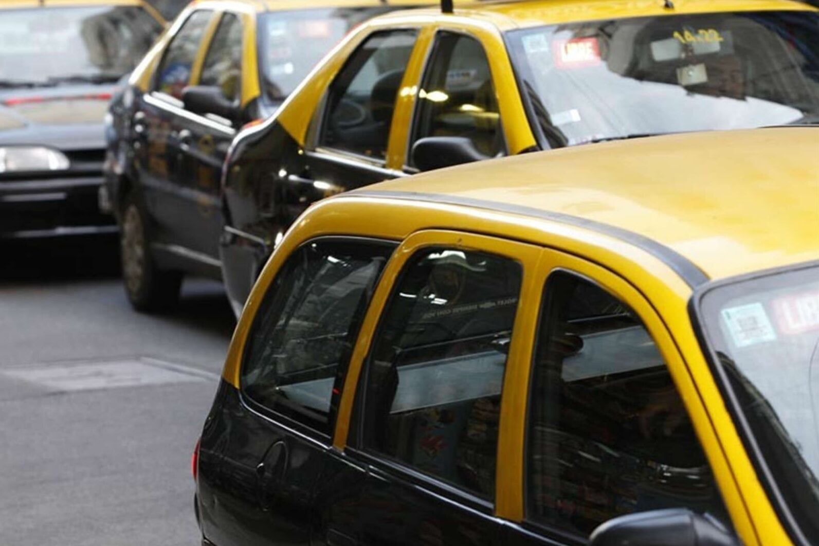 Hasta 8 personas y sin obligación de usar camisa: las nuevas reglas para taxis y autos de apps en la ciudad