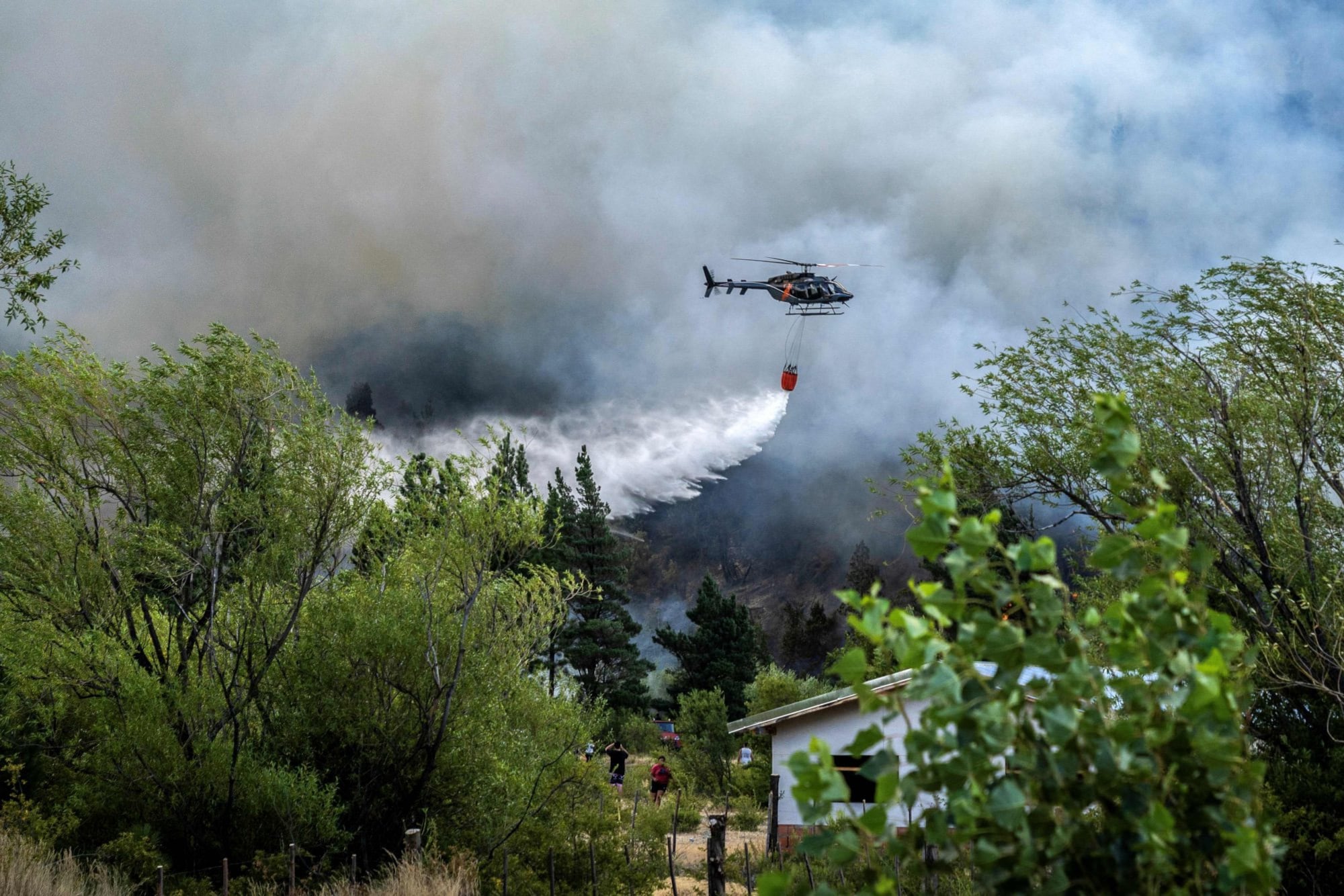 Un helicóptero participa de los operativos para combatir los incendios