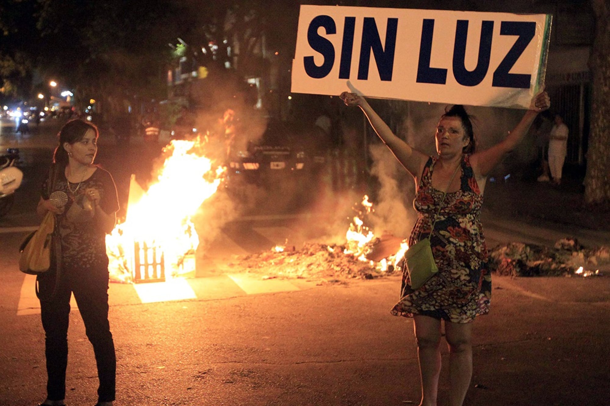 Usuarios reclaman por la falta de suministro eléctrico.