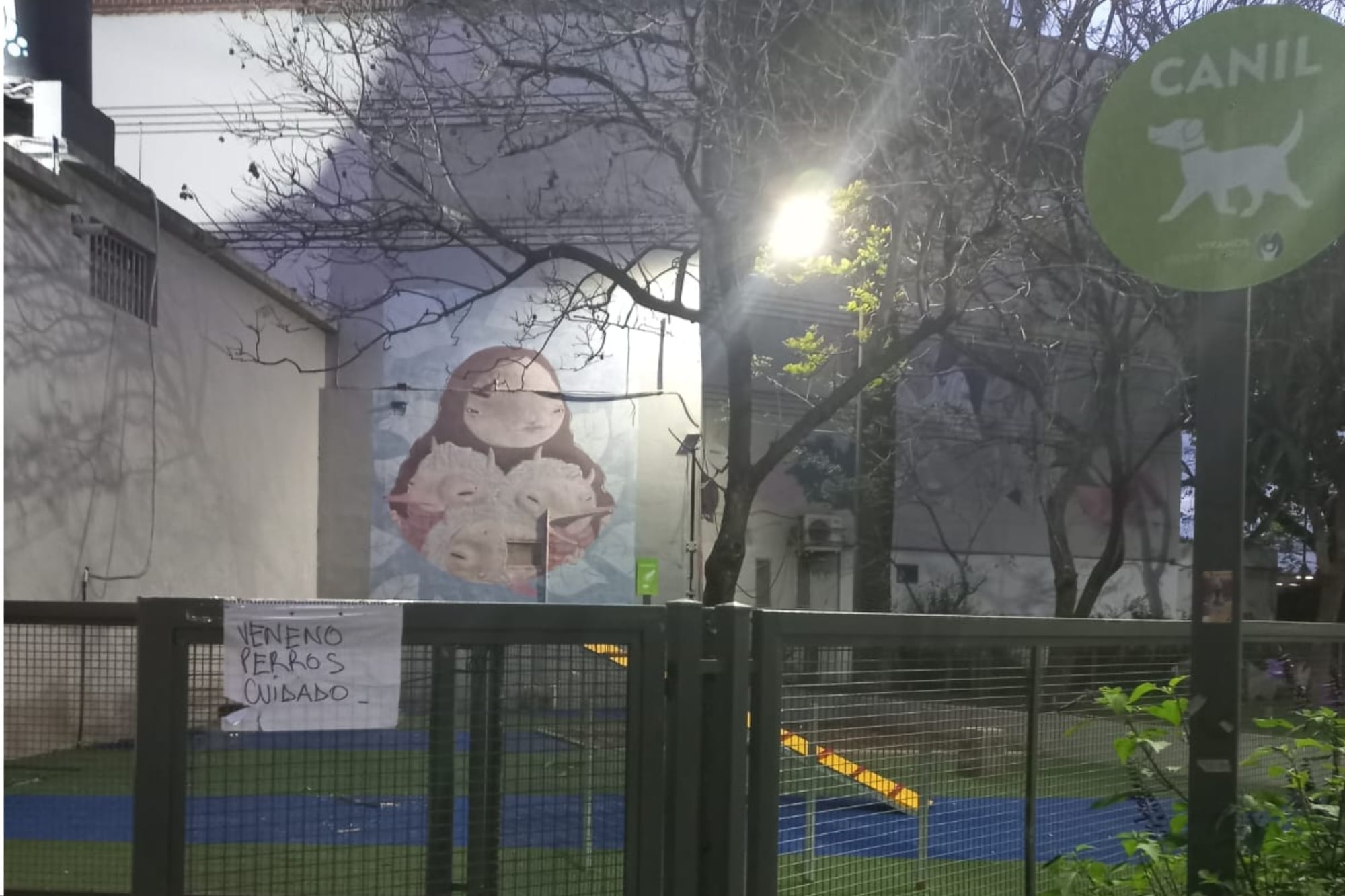 Los vecinos que frecuentan la plaza colocaron carteles que advertían de un supuesto envenenamiento