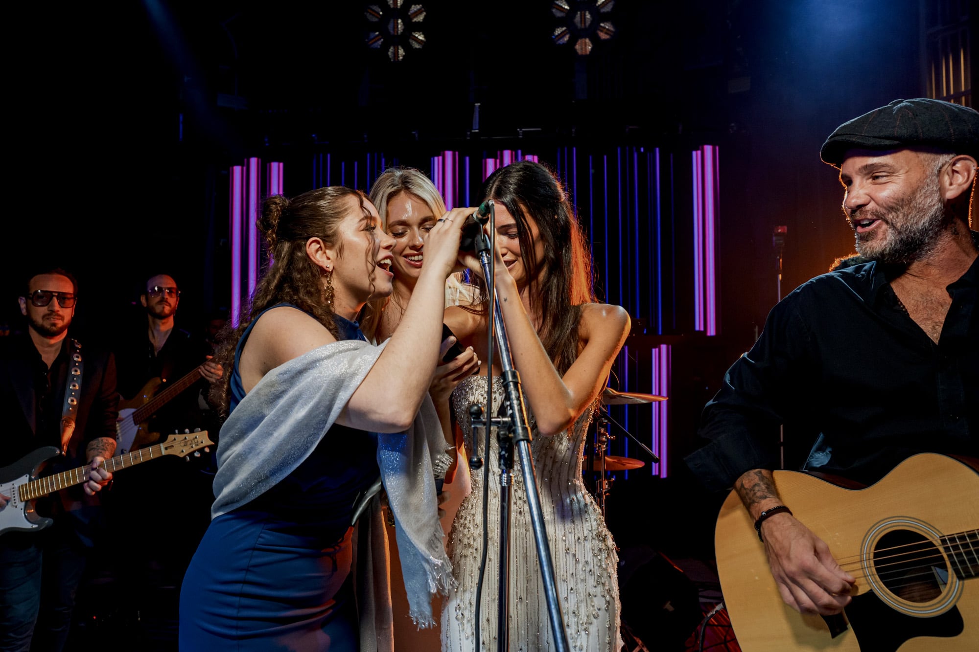 Pablo Bazterrica y su banda tocaron rock y blues durante la fiesta e invitaron a la novia y a un grupo de sus excompañeras del colegio St George's a que cantaran Linger, un hit de The Cranberries dedicado a Zach.