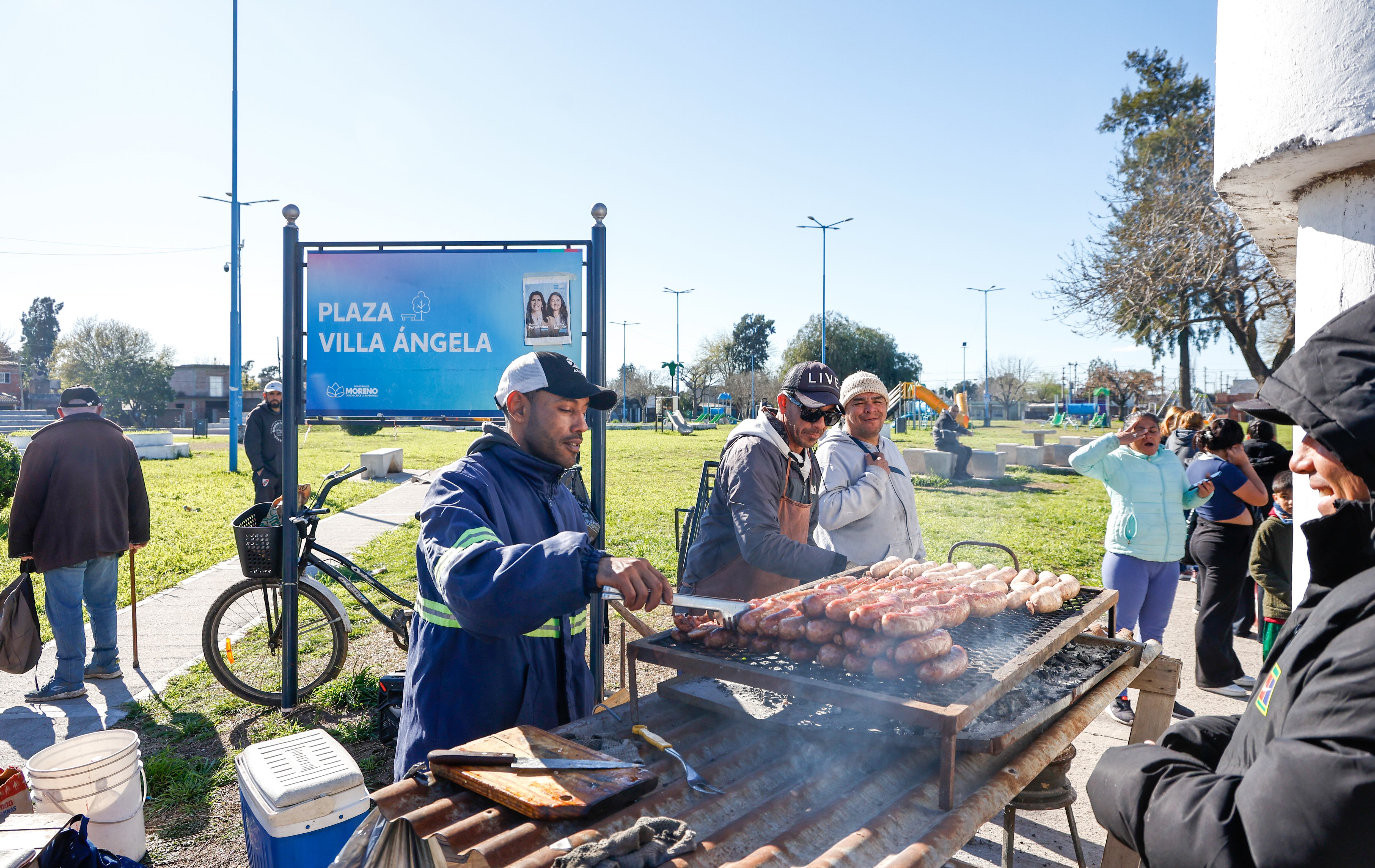 Choripanes en Villa Ángela, en Moreno: los vendedores ambulantes aprovecharon la votación para tratar de incrementar ventas