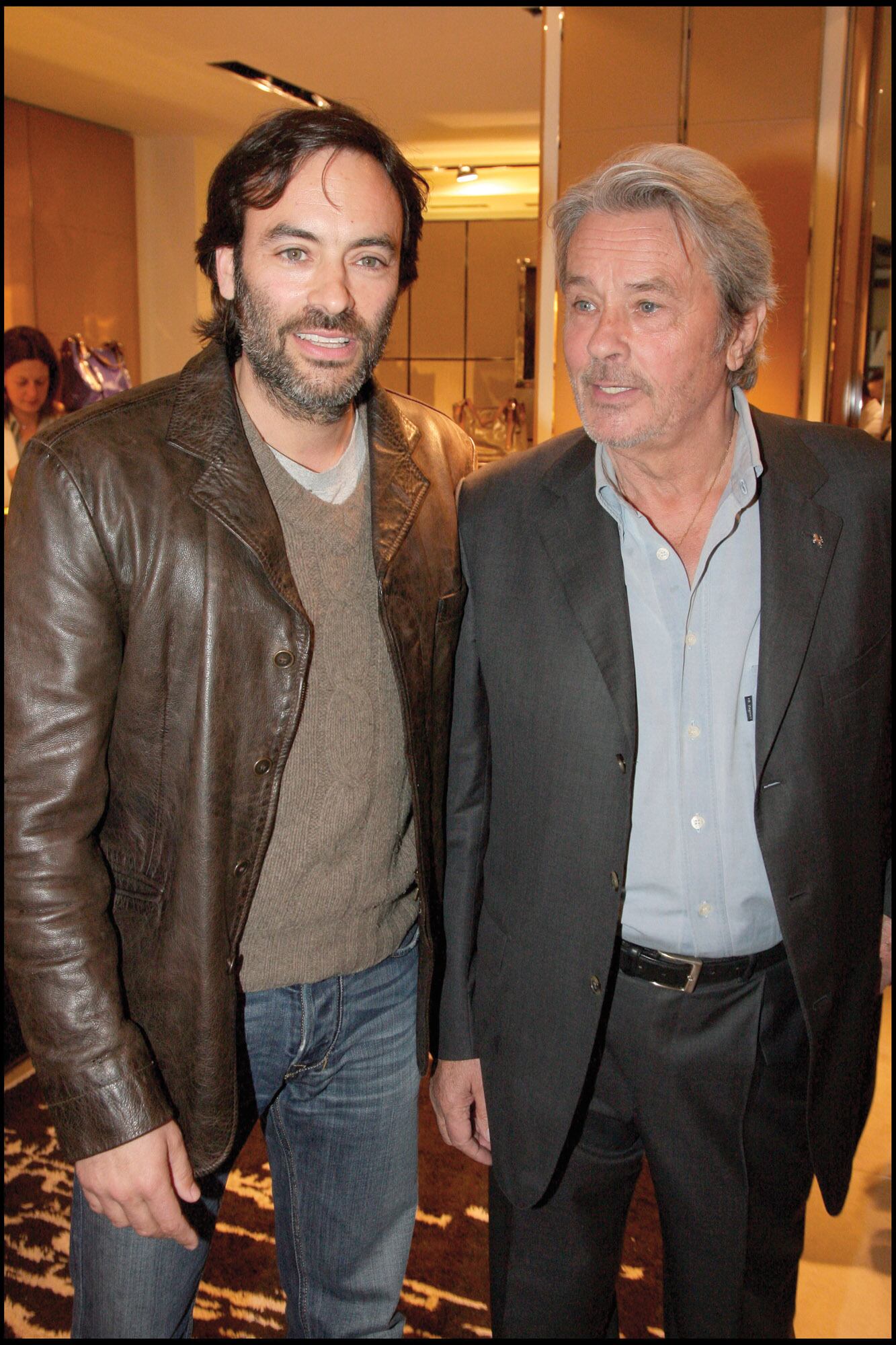 Abril
de 2009. Alain
y Anthony
Delon
comparten
el cóctel de
presentación
de una nueva
colección de
carteras de
Tod’s. Por
estos días,
continúa la
pelea por la
herencia del
ícono del cine
francés (murió
en 2024)
entre sus hijos