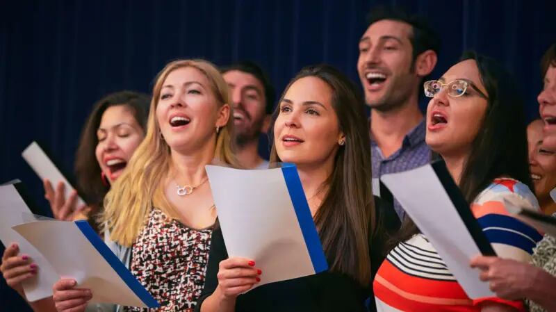 Los sorprendentes beneficios que tiene para la salud cantar, según la ciencia