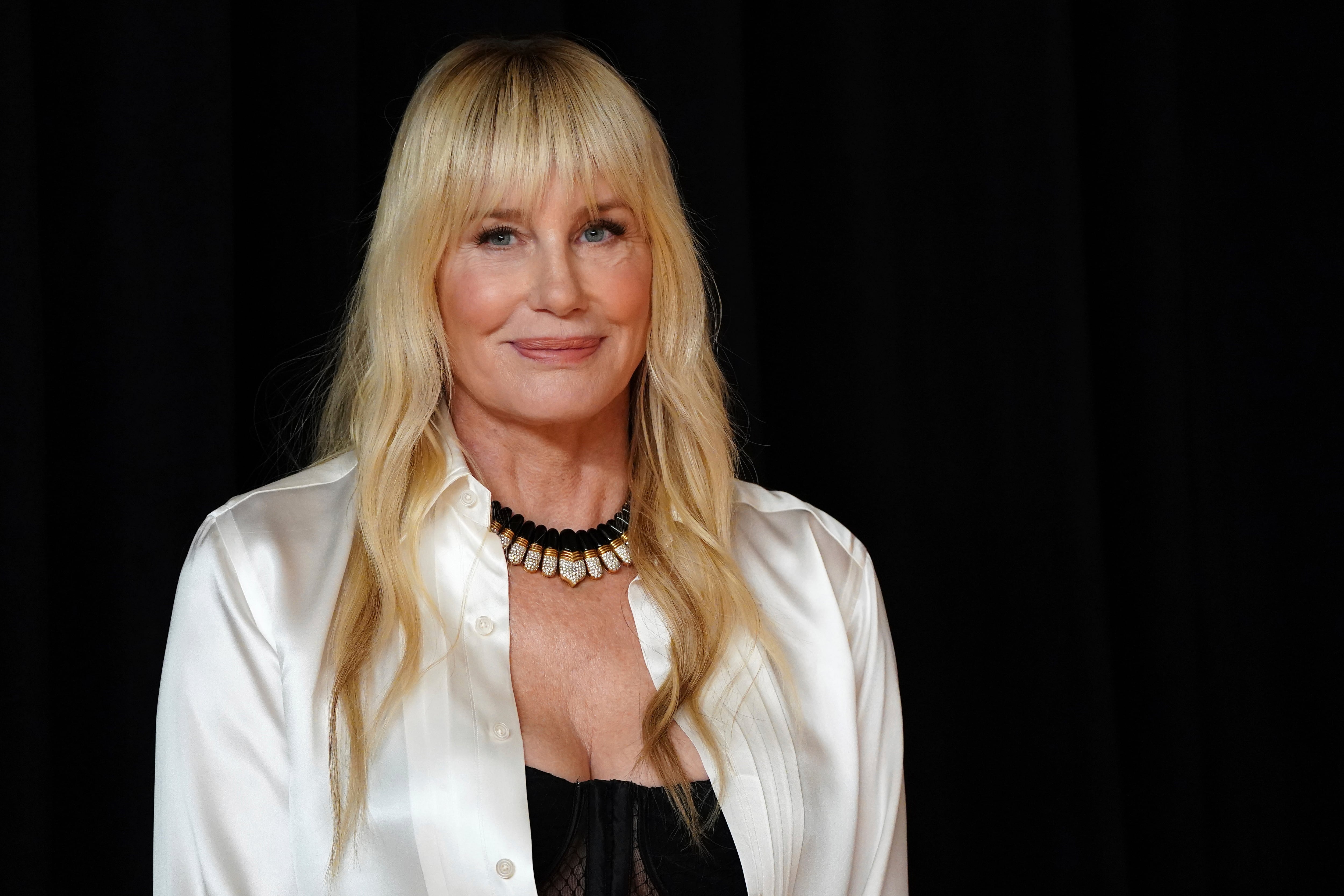 ARCHIVO - Daryl Hannah posa en la sala de prensa de los Oscar, el domingo 2 de marzo de 2025, en el Dolby Theatre de Los Ángeles. (Foto Jordan Strauss/Invision/AP, archivo)