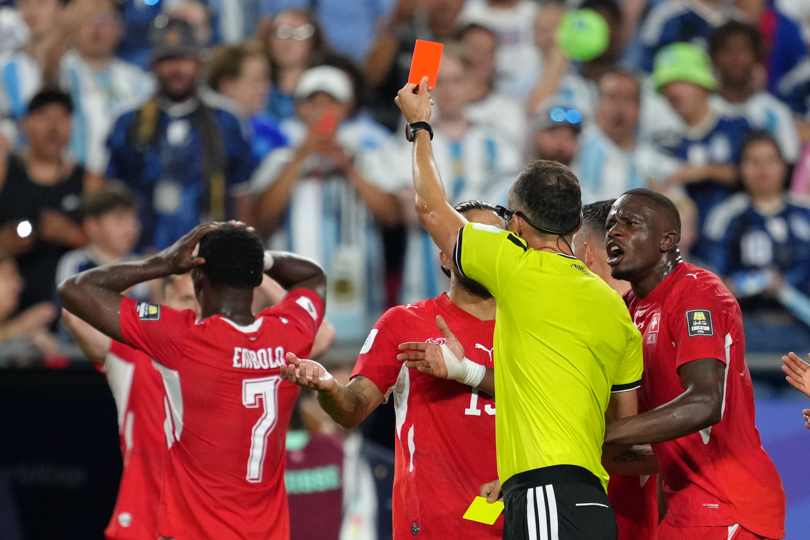 La situación que cambió el desarrollo: el árbitro portugués João Pinheiro expulsa al suizo Breel Embolo; a partir de eso, la Argentina jugará más ofensivamente hasta el final.