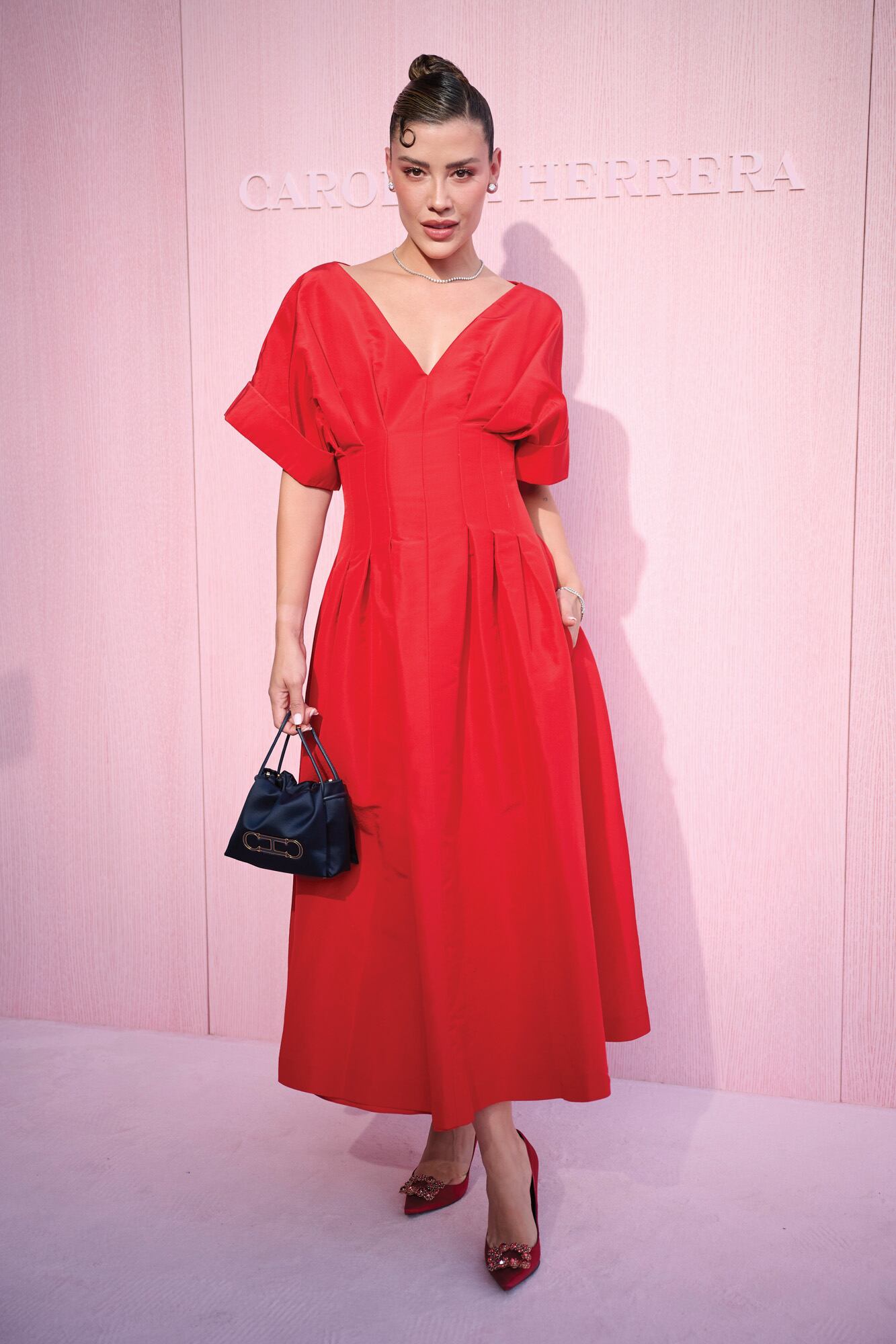 Al rojo vivo. Michelle Salas, la hija de Luis
Miguel, destacó con un look monocromático compuesto por un vestido escote en V, con mangas abullonadas y falda amplia