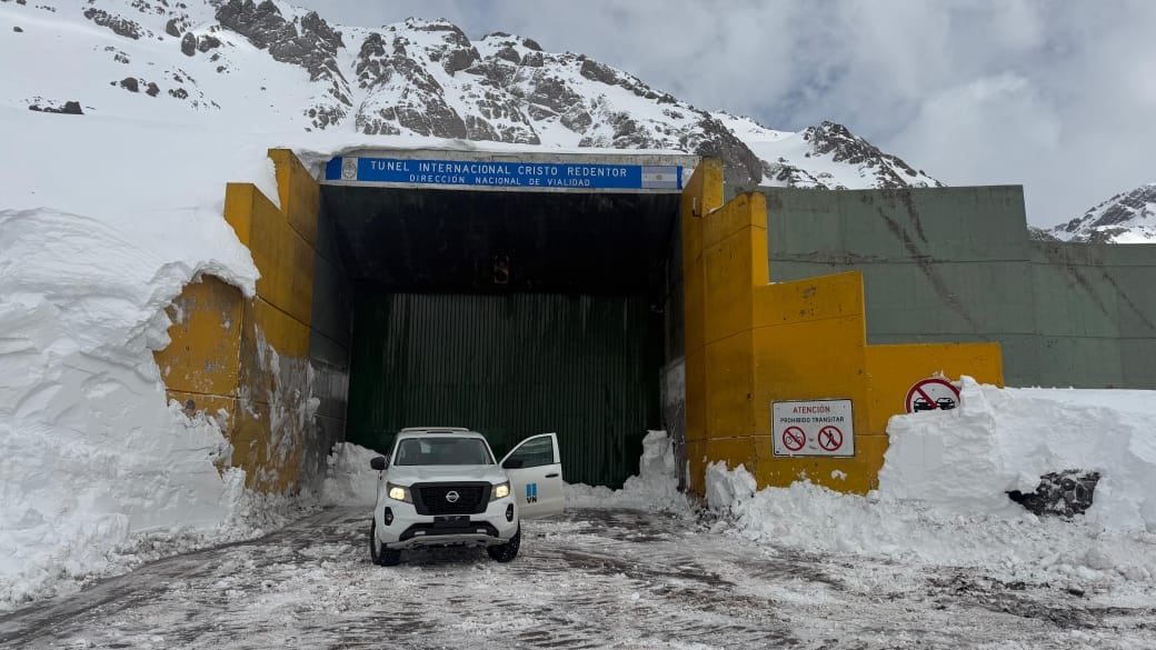 Del lado de Chile, ya se despejó la nieve y podrían rehabilitar el paso fronterizo cerrado hace casi un mes