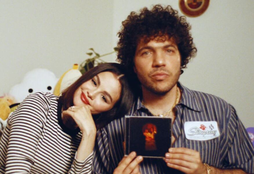 Selena Gomez sorprendió al lanzar un nuevo disco junto a su prometido, el productor Benny Blanco (Foto: store.selenagomez.com)
