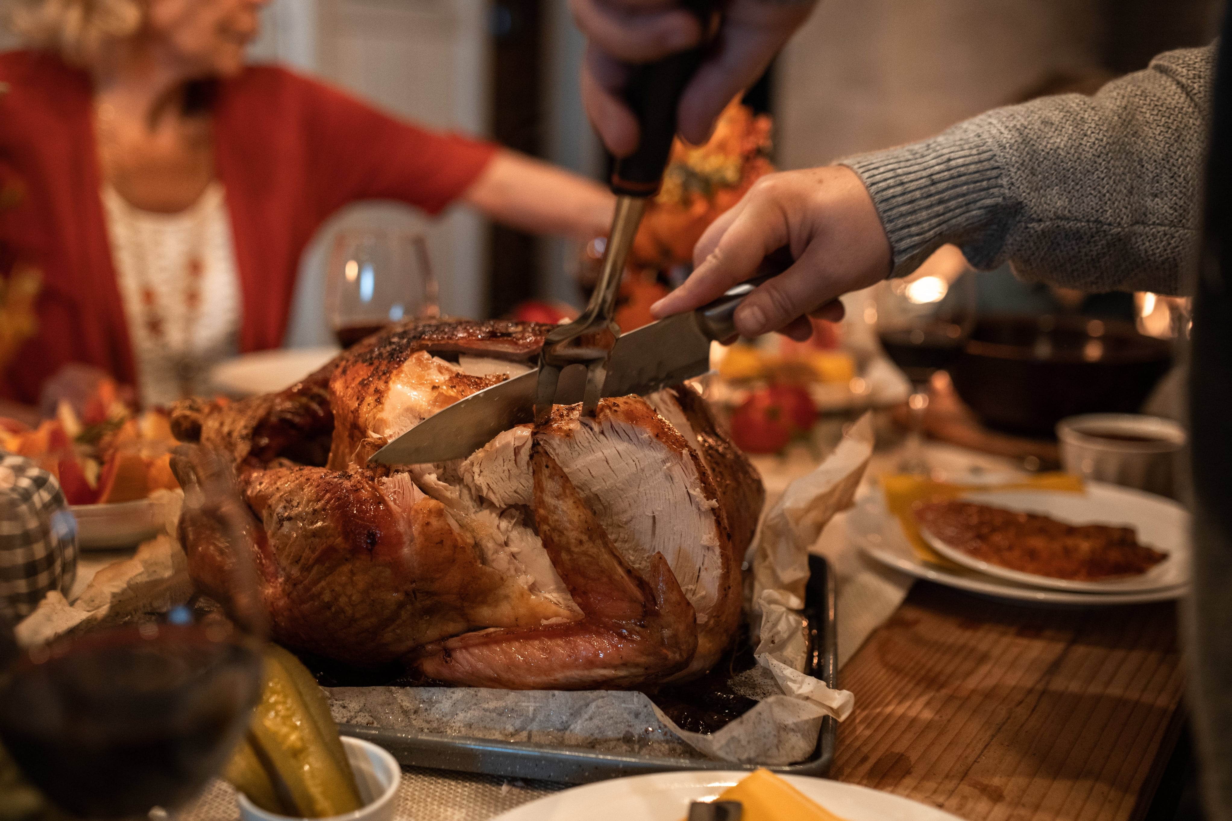 Las reuniones son protagonizadas por elaborados banquetes con pavo asado, que por lo general se acompaña de relleno, papas, verduras, salsa de arándanos y pastel de calabaza (Imagen de archivo)