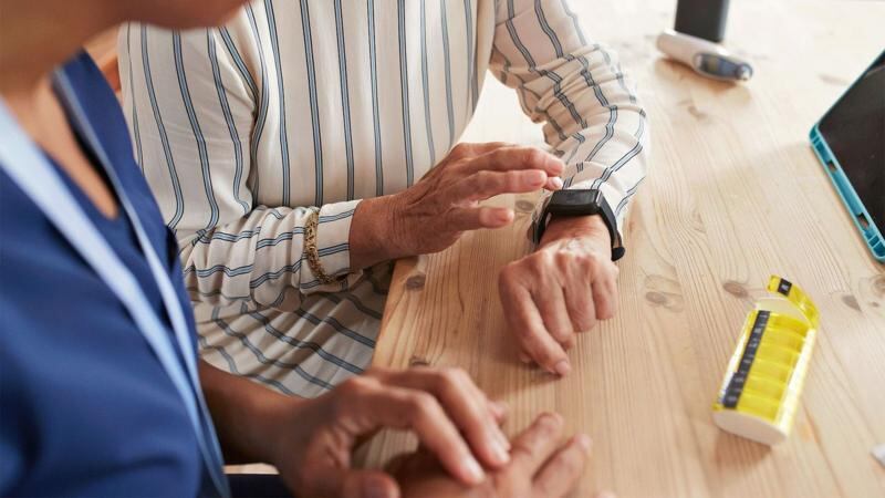 Algunos relojes inteligentes pueden identificar los primeros signos de la enfermedad de Parkinson antes de que se diagnostique