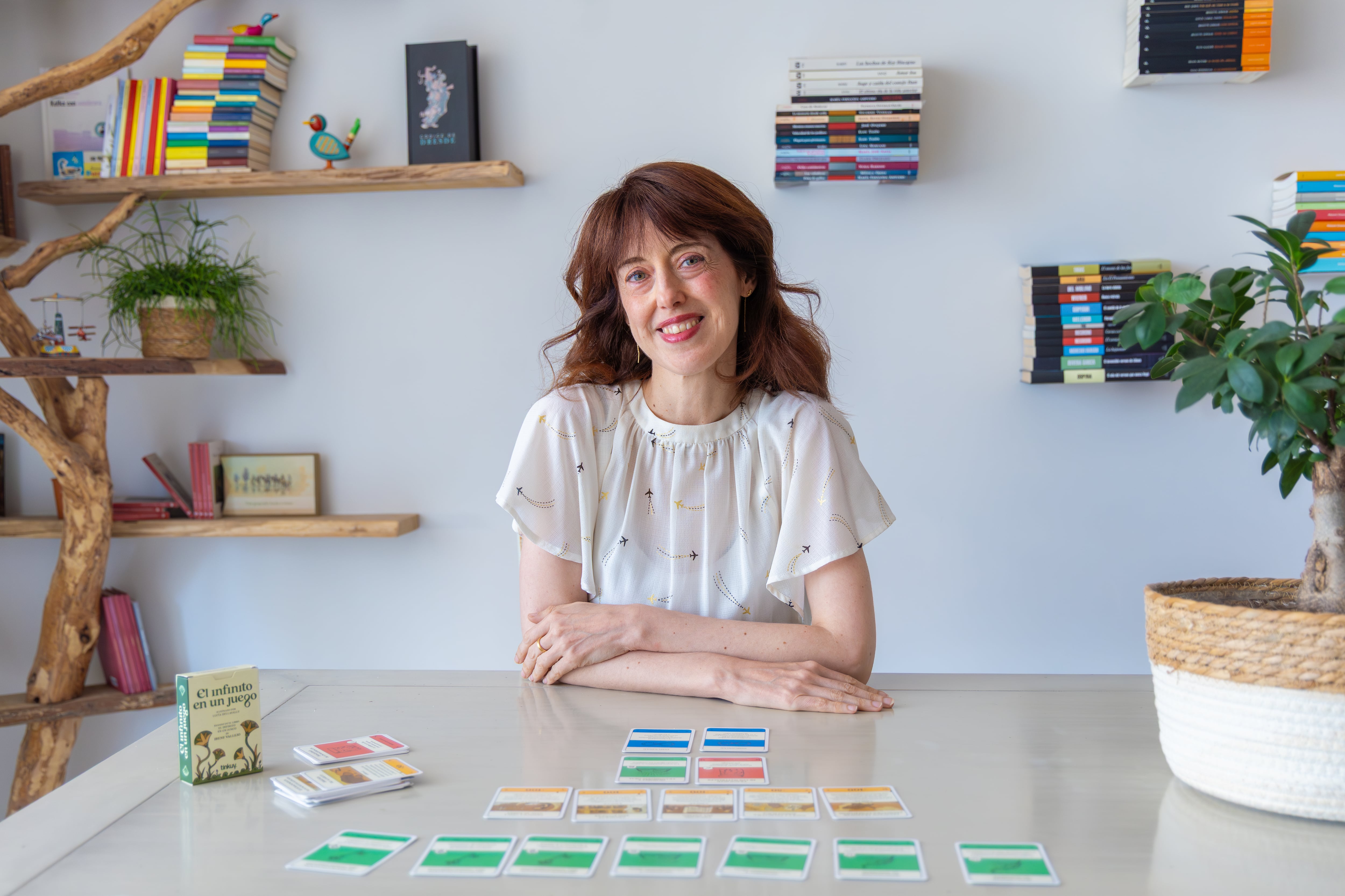 La española Irene Vallejo dio su aprobación para convertir su ensayo en un juego de naipes