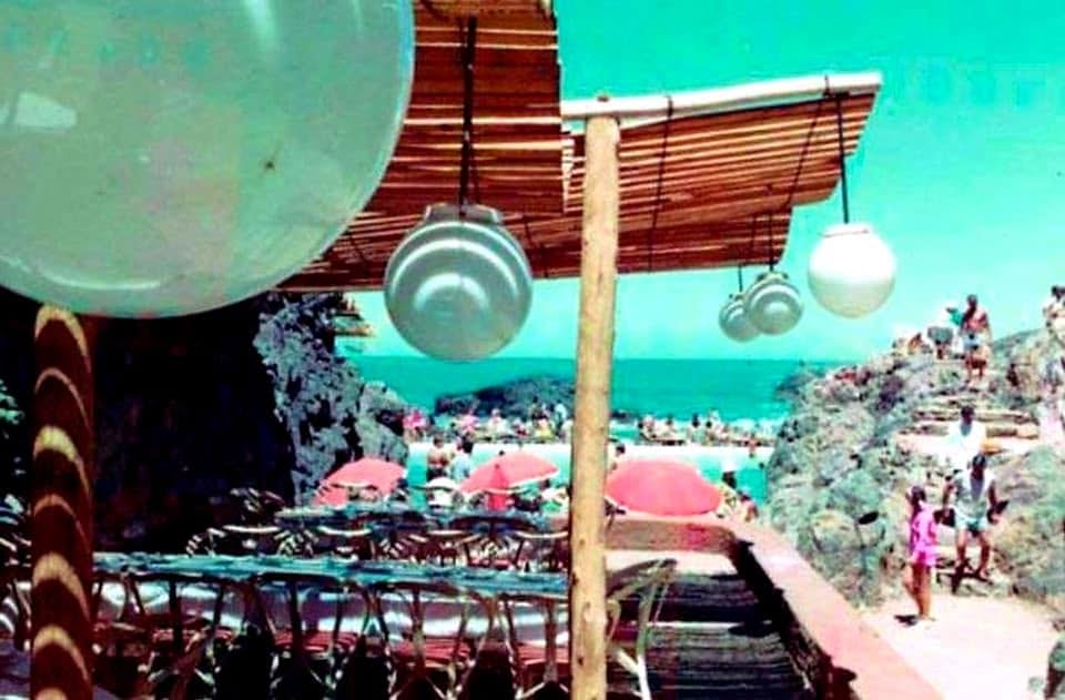 Entra las rocas también construyeron un bar que daba directo a la pileta y al mar