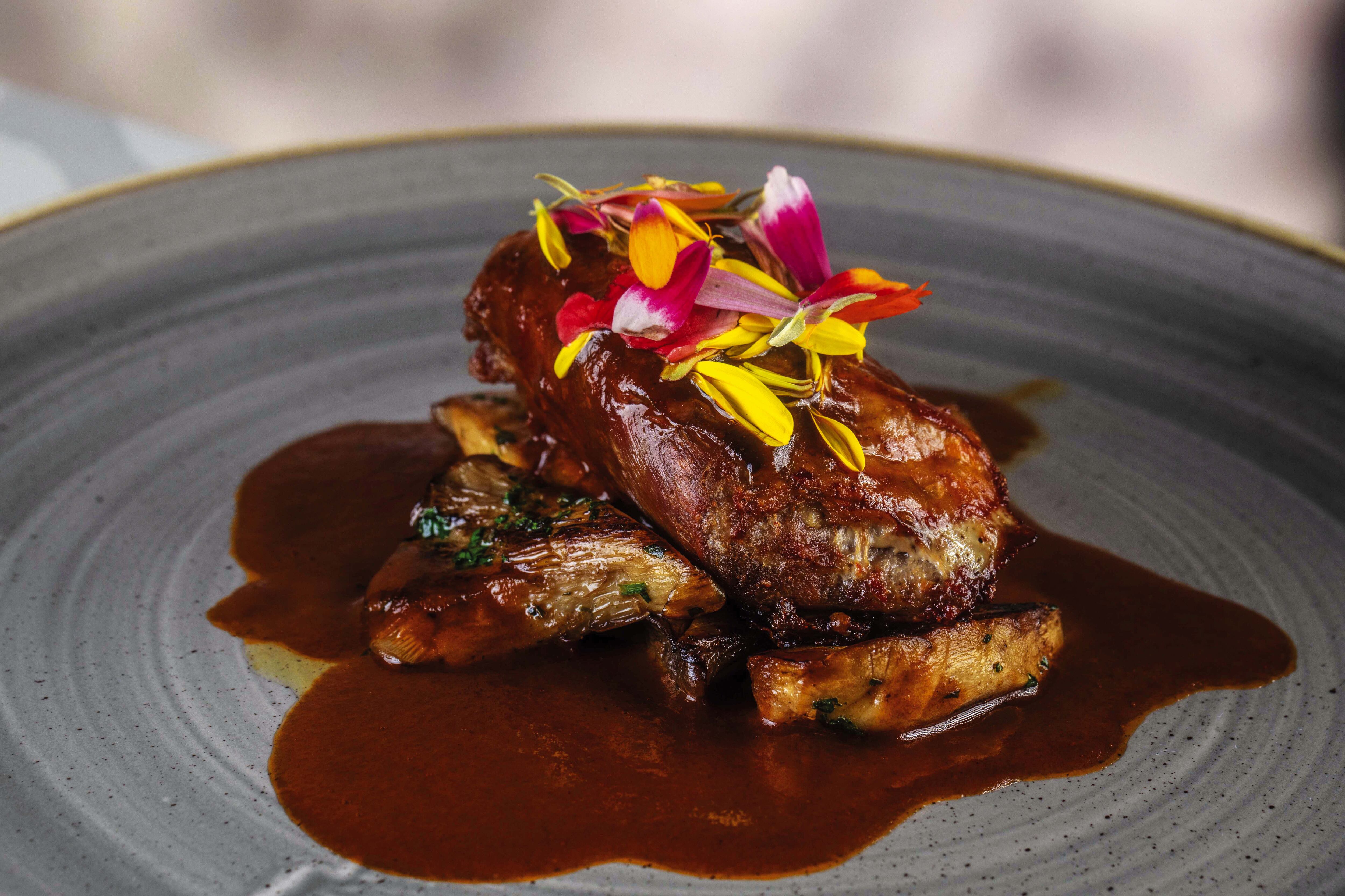 Gallina de Guinea, hongos y salsa de vinagre, uno de los principales de Oseille.