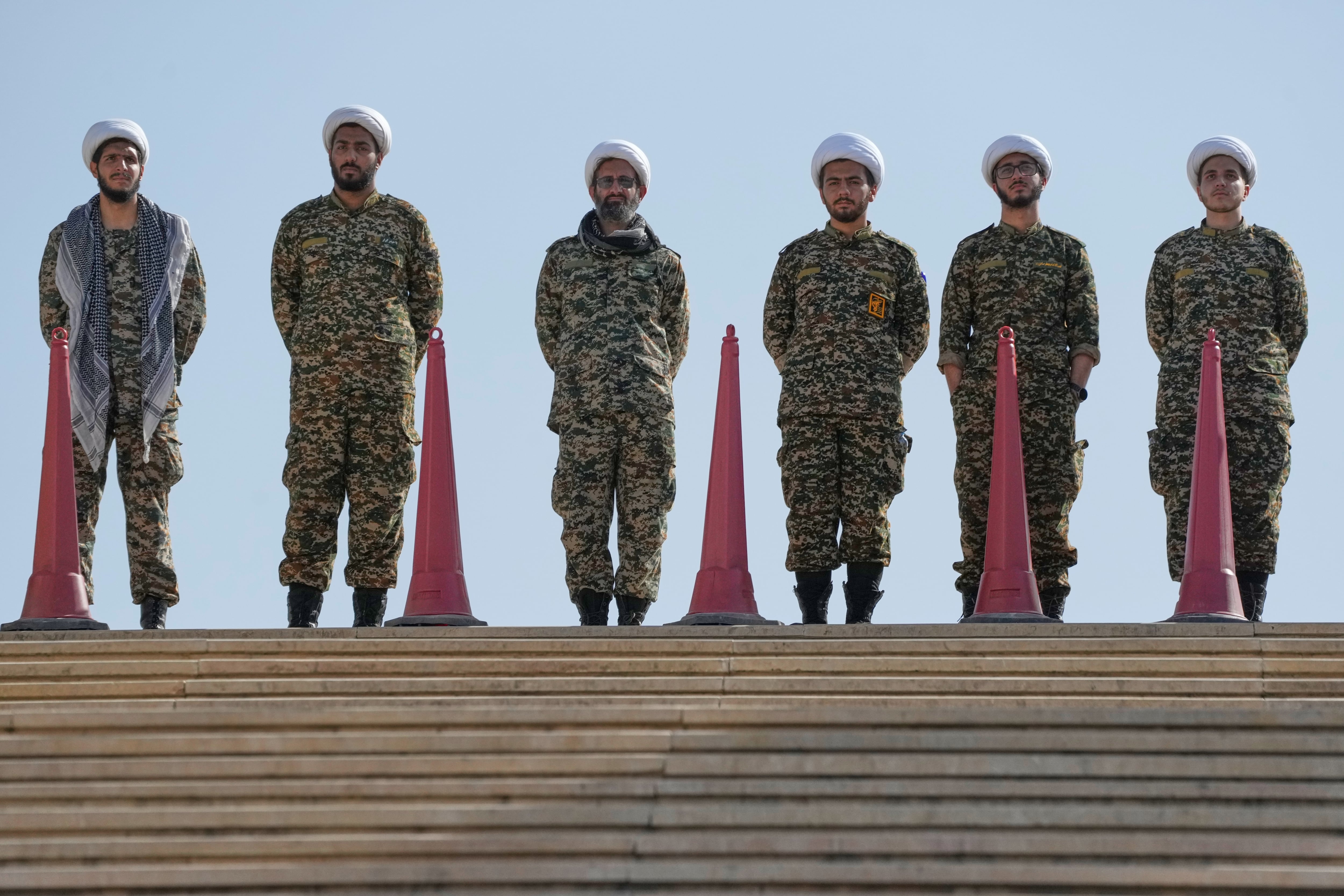 Clérigos con uniformes militares montan guardia en la Gran Mezquita Mosalla mientras se llevan a cabo los preparativos para las ceremonias fúnebres de varios días en honor del líder supremo iraní asesinado (AP Foto/Vahid Salemi)
