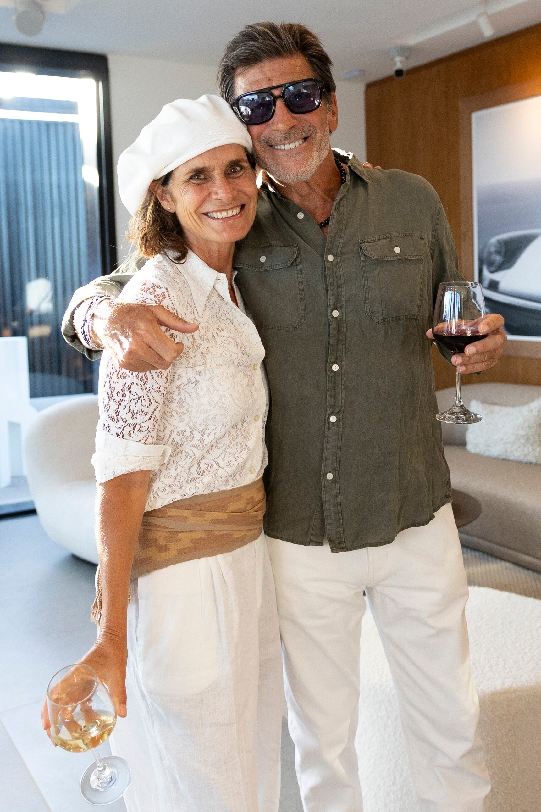 Nicolás Repetto y Paula Cahen d'Anvers. La diseñadora lució pantalón ancho tipo bombacha de campo, con camisa de encaje, boina y faja de cruz pampa