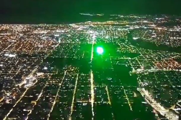 Varios pilotos sufren con frecuencia una distracción con láser en aeropuertos del país
