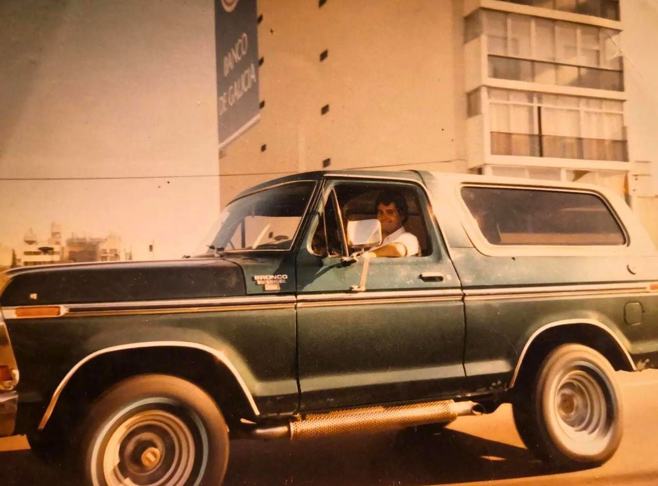 Pancho Moyano, el papa de juanchi, en la camioneta años atrás